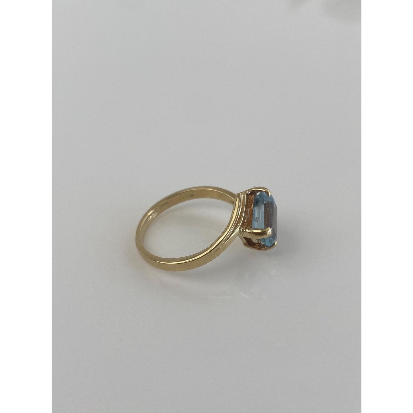 Vintage Solid 10k Yellow Gold Blue Topaz Ring - Size 6.25