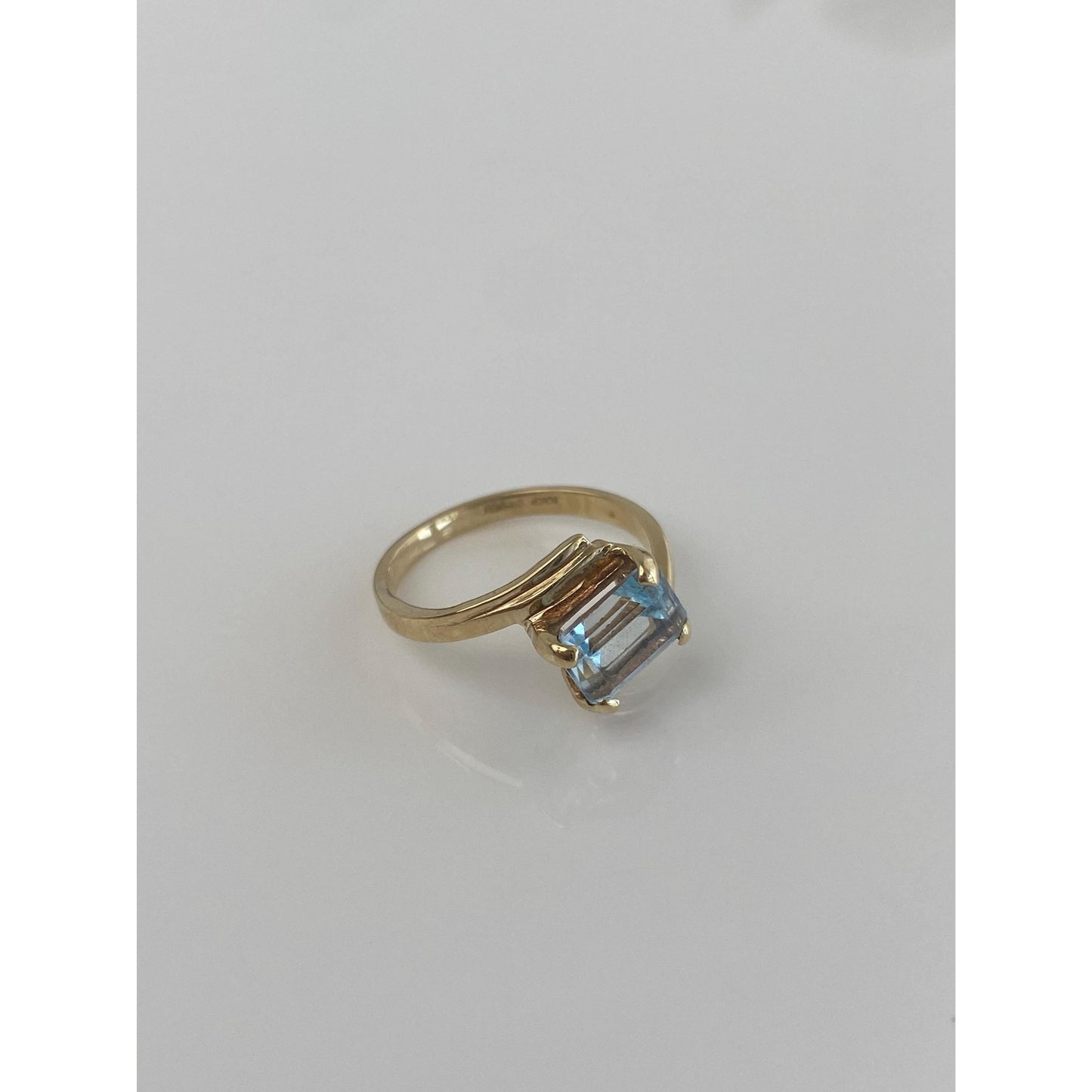Vintage Solid 10k Yellow Gold Blue Topaz Ring - Size 6.25