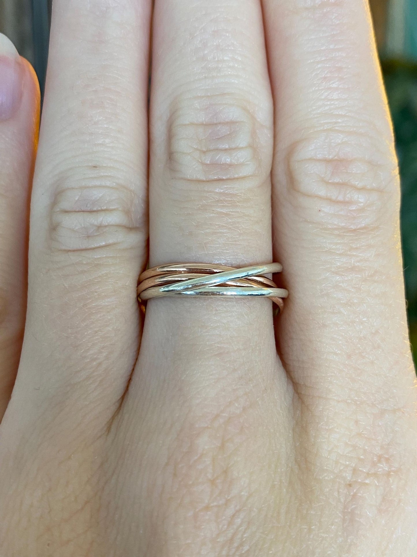 Vintage Solid 9k Rose & White Gold Dainty Rolling Ring - Size 8.5