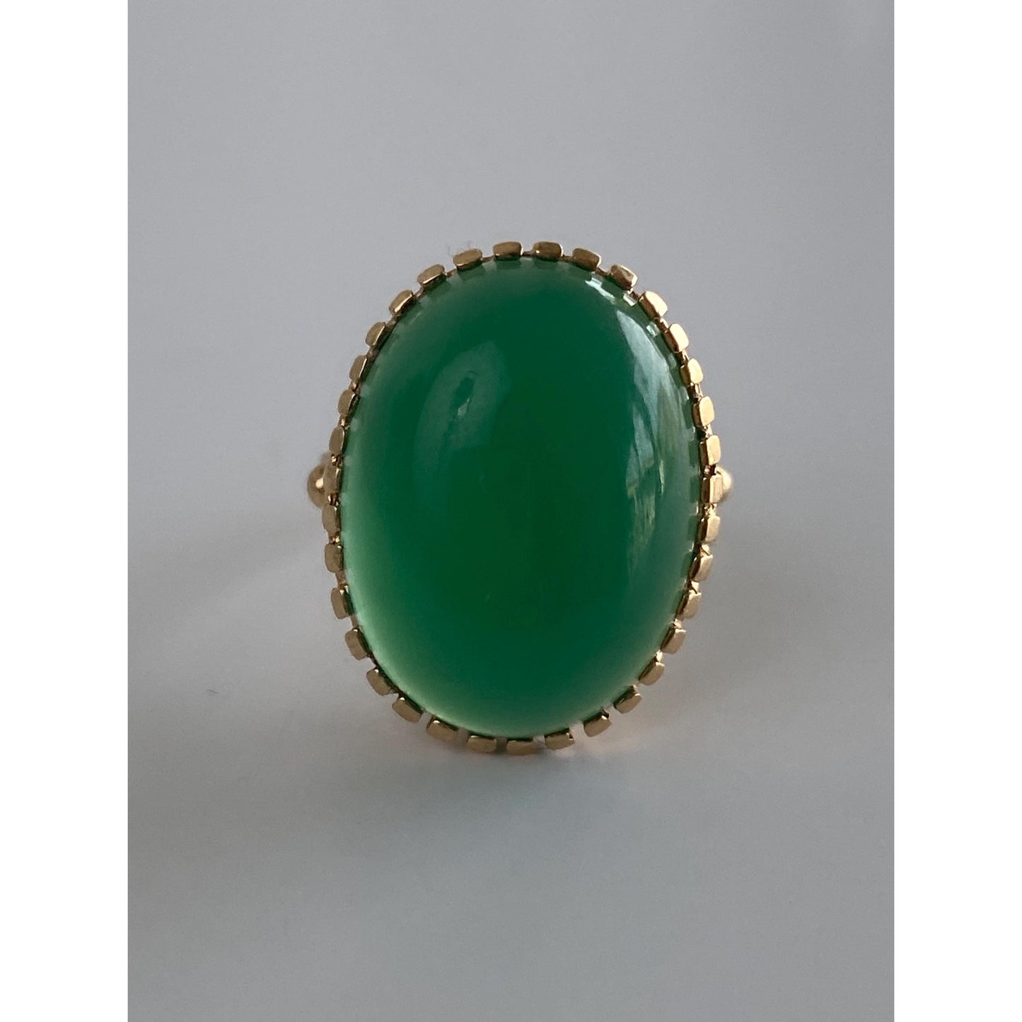 Vintage Solid 14k Yellow Gold Green Chalcedony Cabochon Ring - Size 4.75