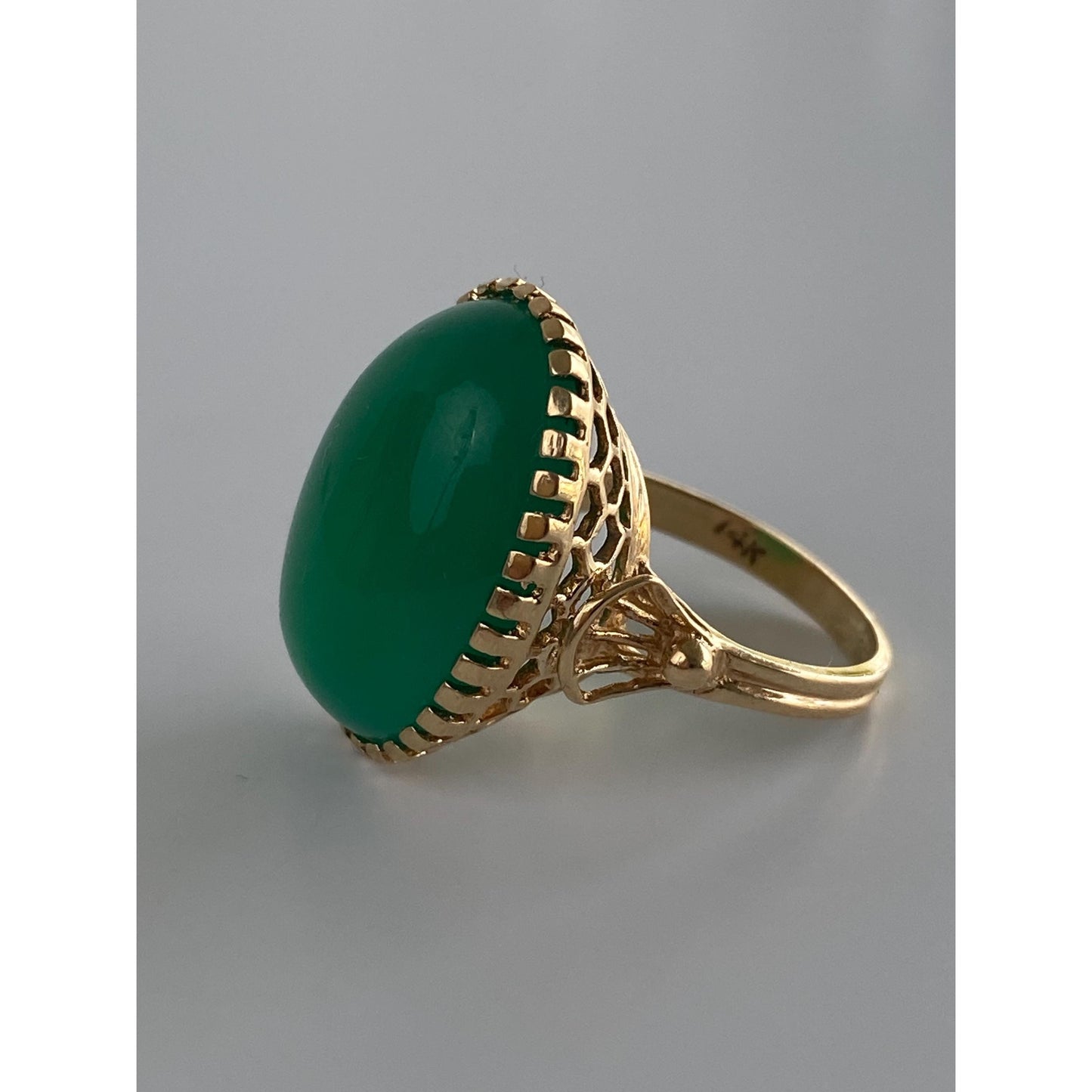 Vintage Solid 14k Yellow Gold Green Chalcedony Cabochon Ring - Size 4.75