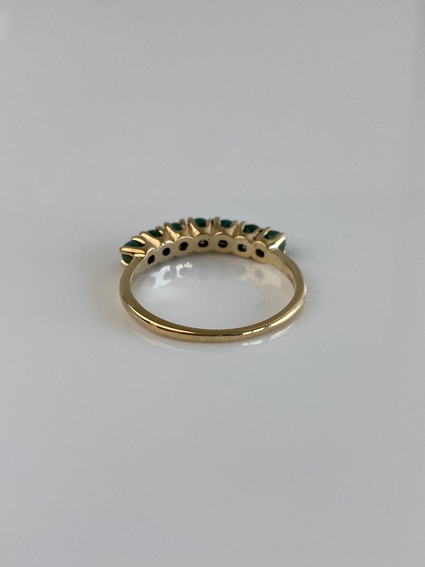Vintage Solid 14k Yellow Gold Green Stone Ring Band - Size 7.75