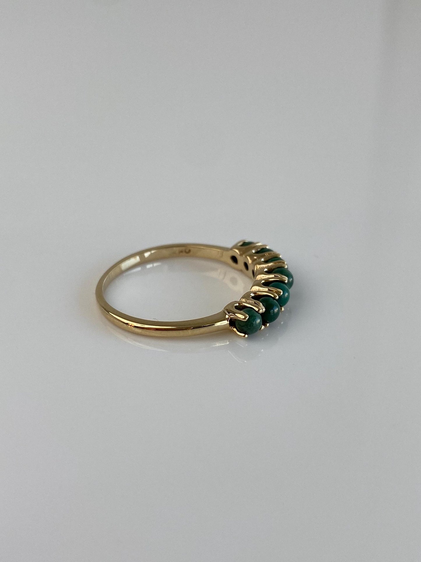 Vintage Solid 14k Yellow Gold Green Stone Ring Band - Size 7.75
