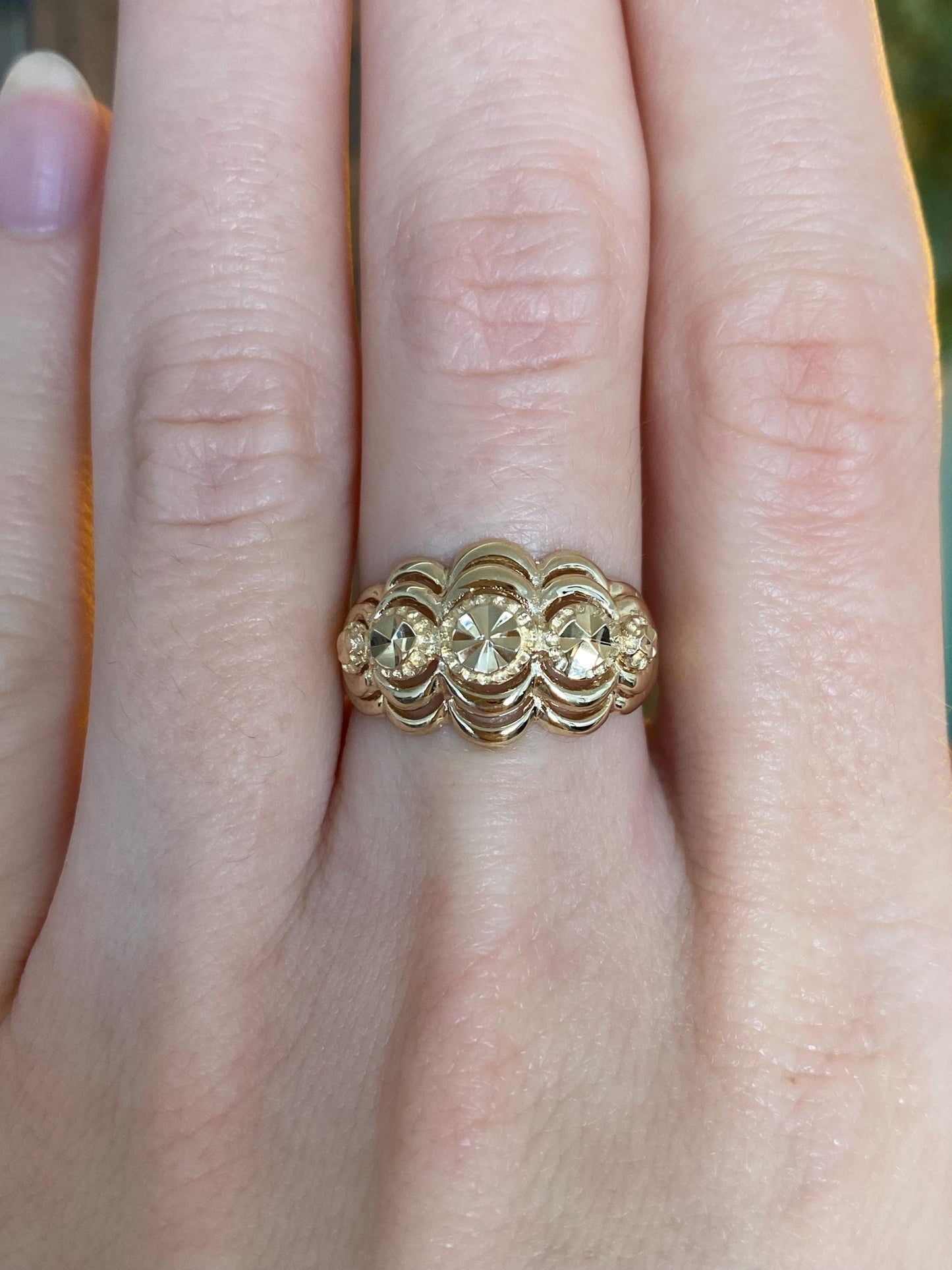 Vintage Solid 14k Yellow Gold Diamond Cut Scalloped Ring - Size 6.5