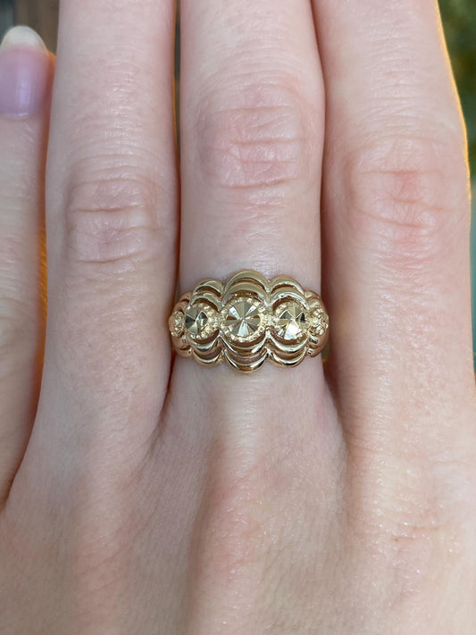 Vintage Solid 14k Yellow Gold Diamond Cut Scalloped Ring - Size 6.5