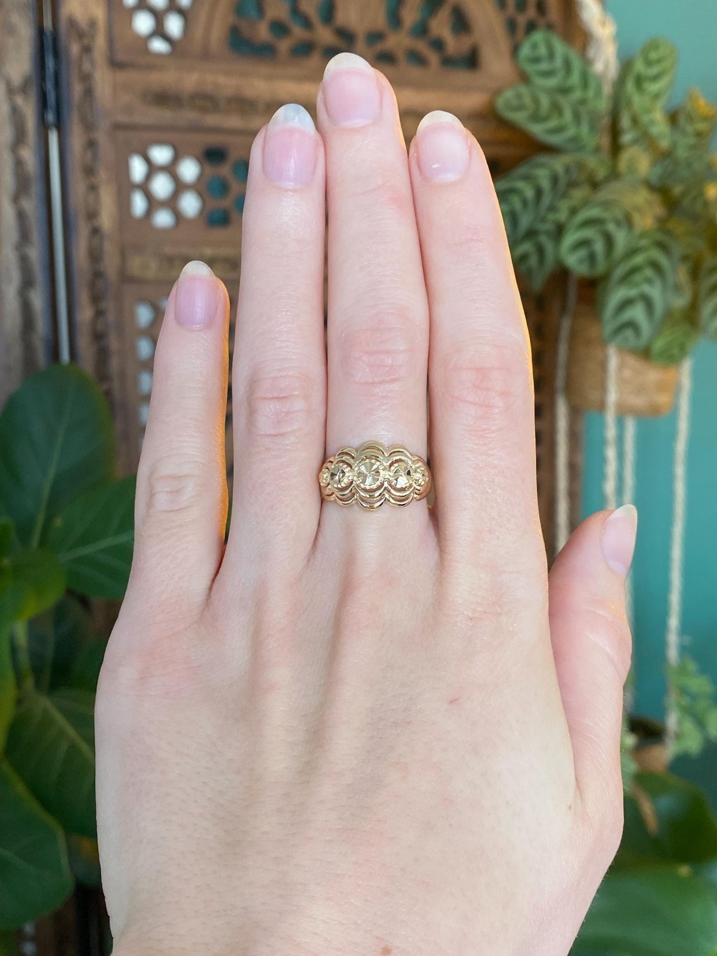 Vintage Solid 14k Yellow Gold Diamond Cut Scalloped Ring - Size 6.5