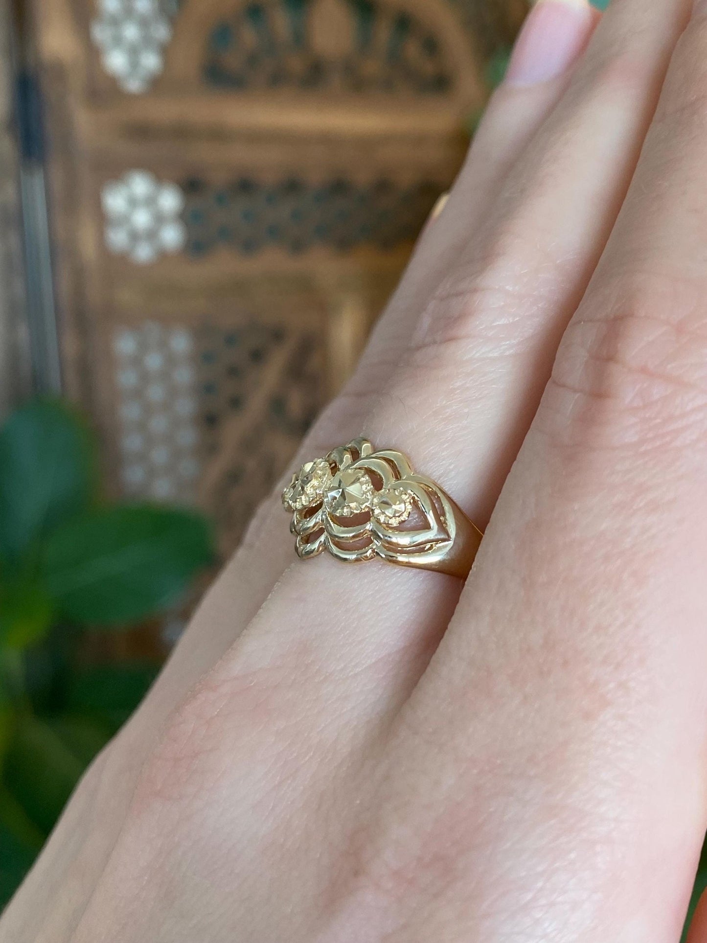 Vintage Solid 14k Yellow Gold Diamond Cut Scalloped Ring - Size 6.5