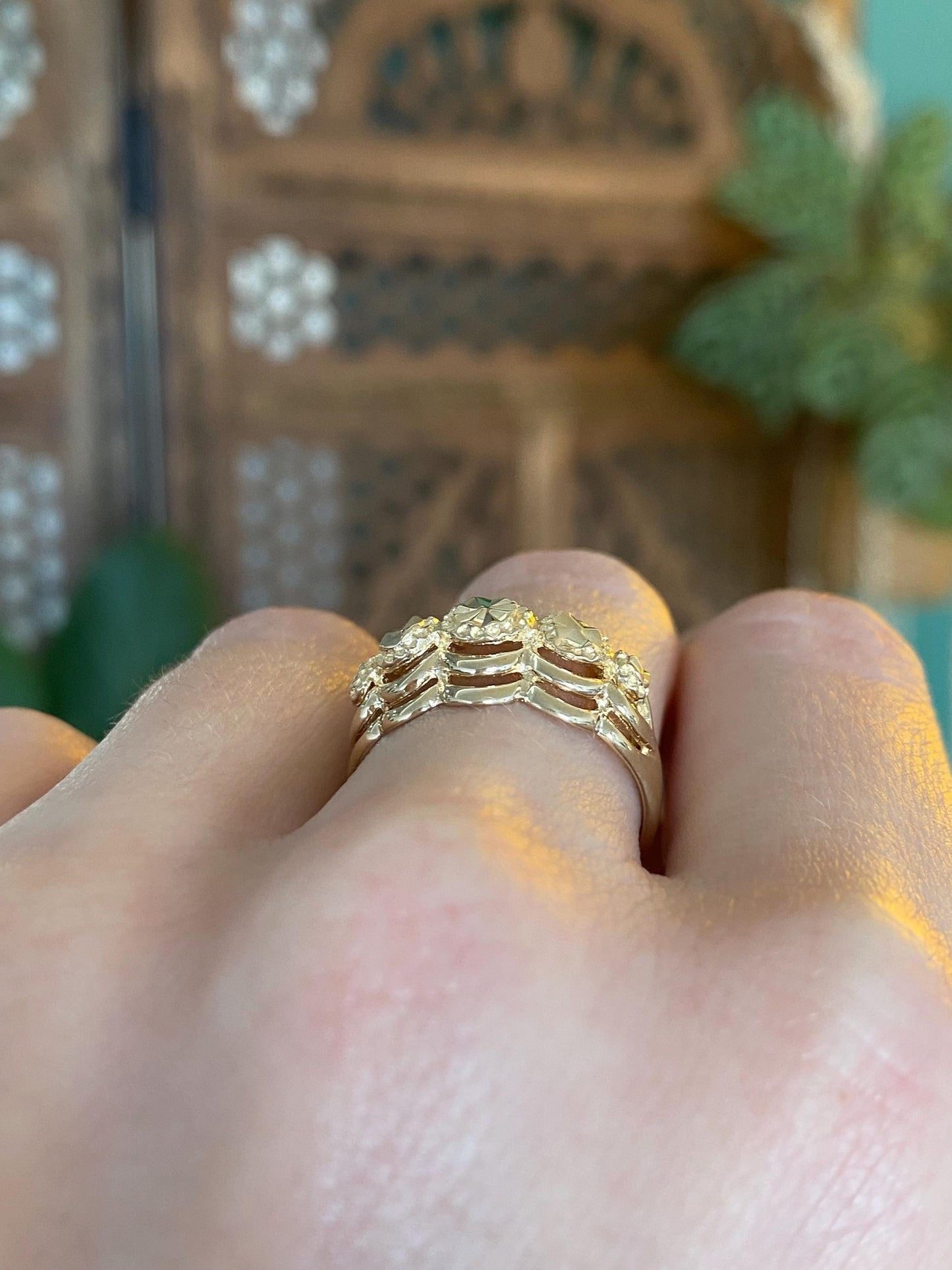 Vintage Solid 14k Yellow Gold Diamond Cut Scalloped Ring - Size 6.5