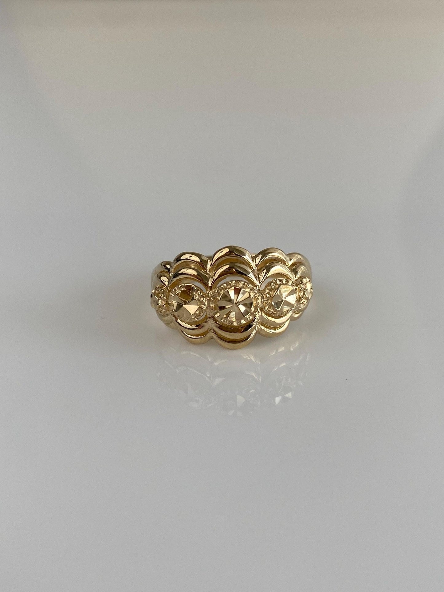 Vintage Solid 14k Yellow Gold Diamond Cut Scalloped Ring - Size 6.5