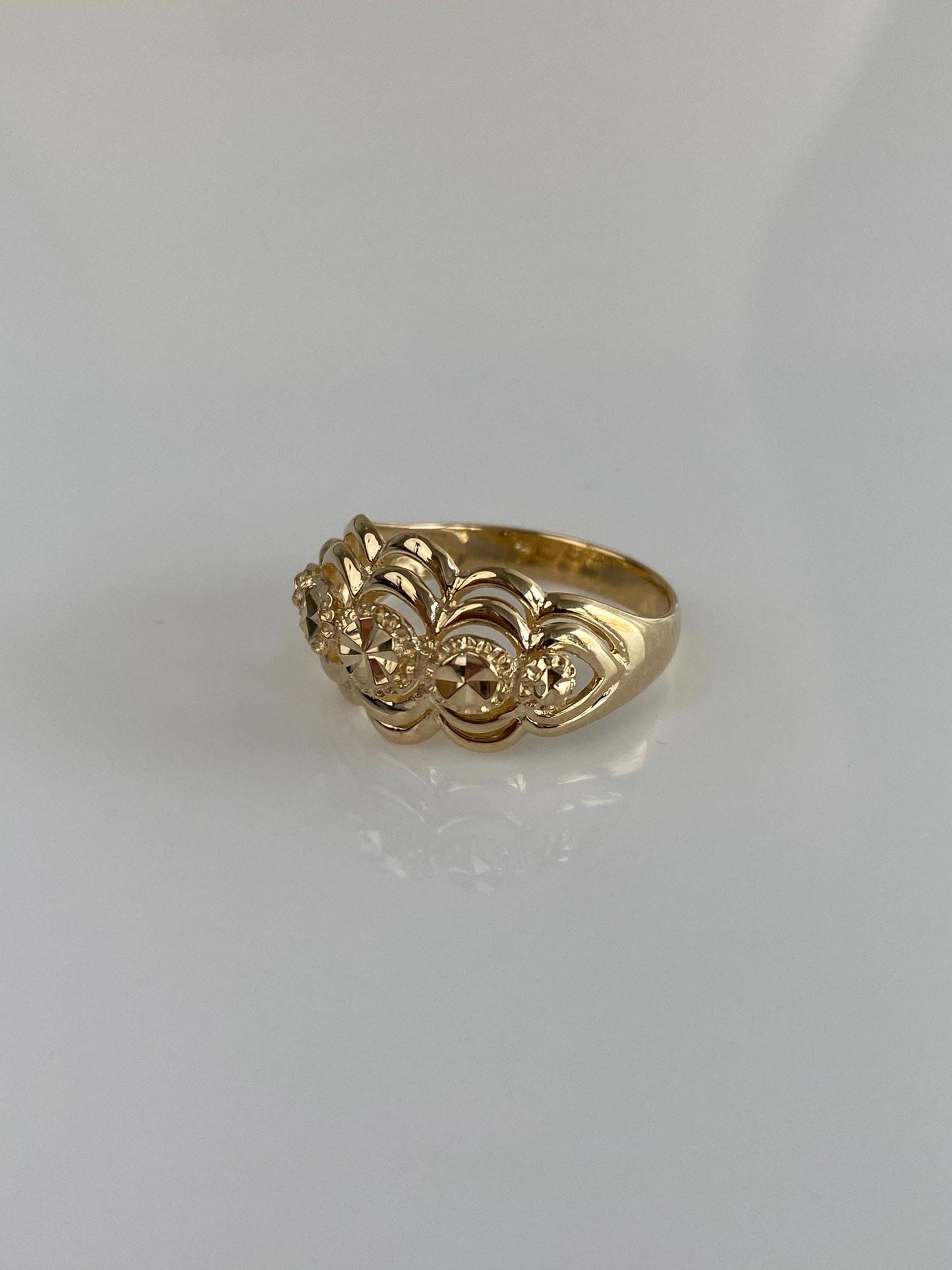 Vintage Solid 14k Yellow Gold Diamond Cut Scalloped Ring - Size 6.5