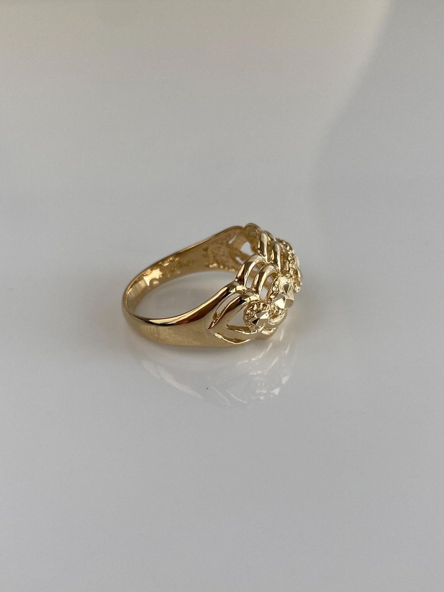 Vintage Solid 14k Yellow Gold Diamond Cut Scalloped Ring - Size 6.5