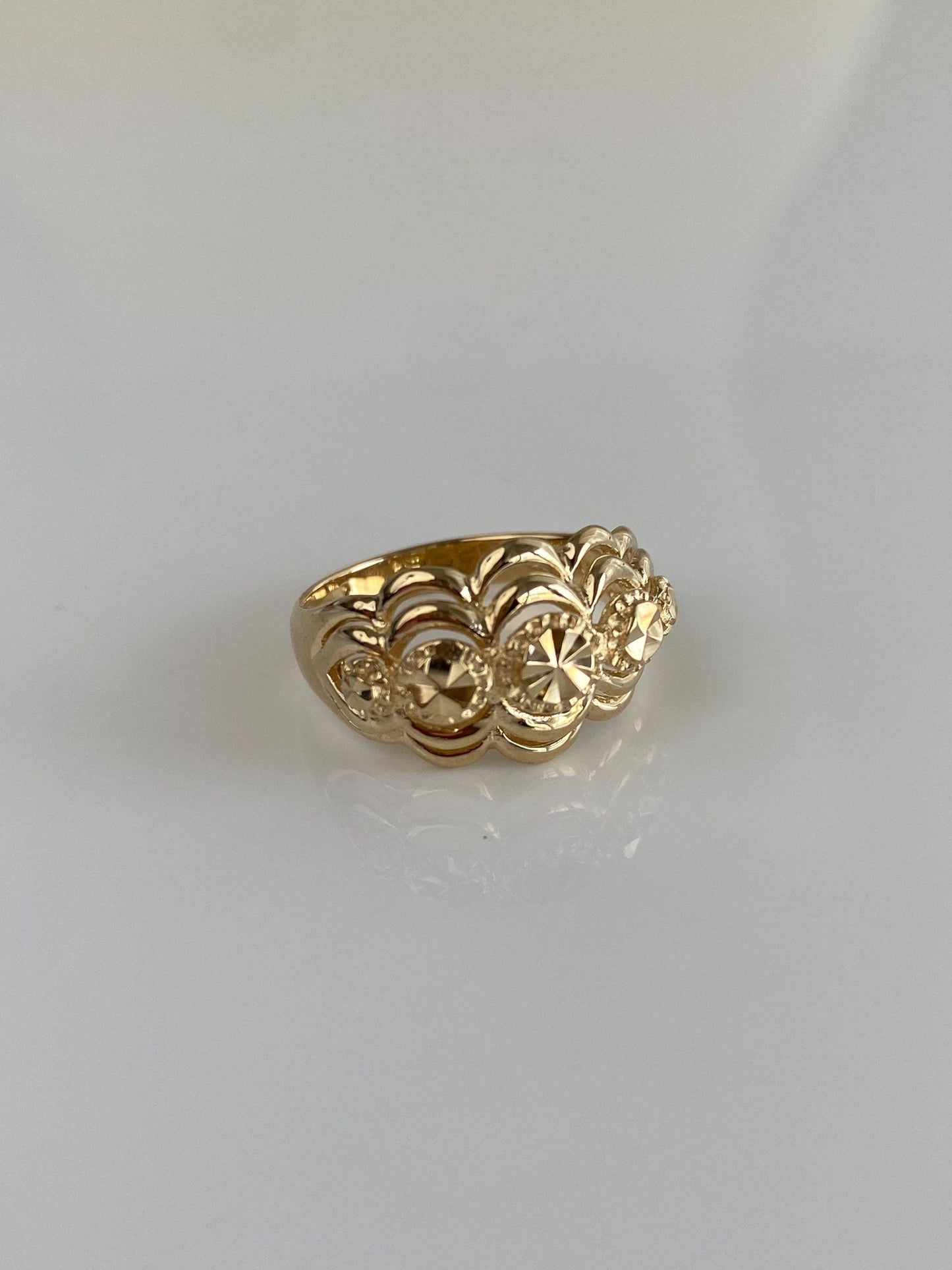 Vintage Solid 14k Yellow Gold Diamond Cut Scalloped Ring - Size 6.5