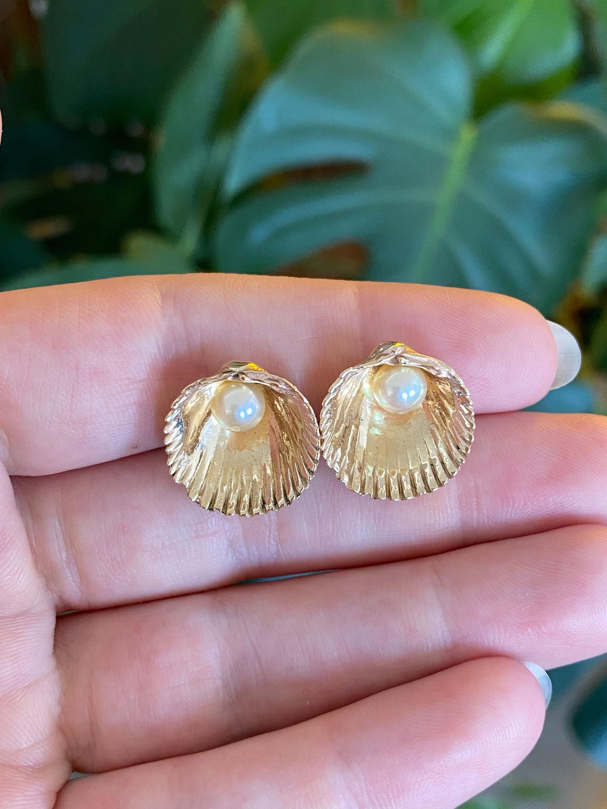 Vintage Solid 14k Yellow Gold Pearl Shell Stud Earrings