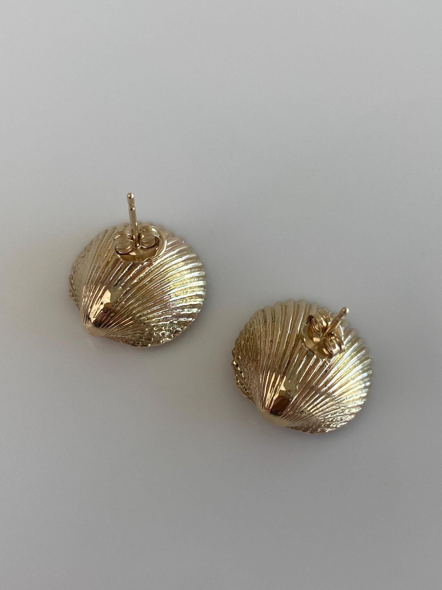 Vintage Solid 14k Yellow Gold Pearl Shell Stud Earrings