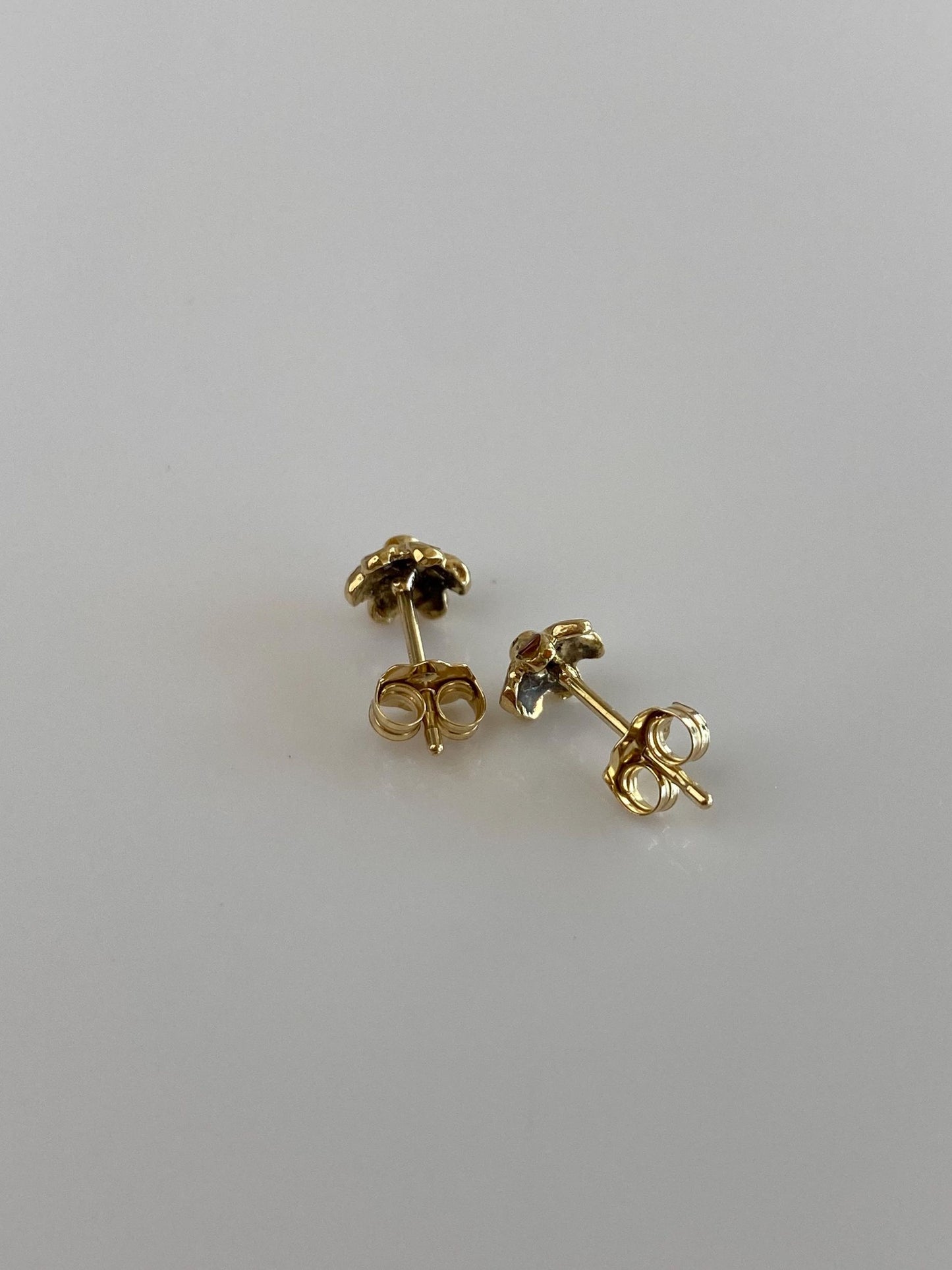 Vintage Solid 18k Yellow Gold Blue Red Enamel Flower Stud Earrings