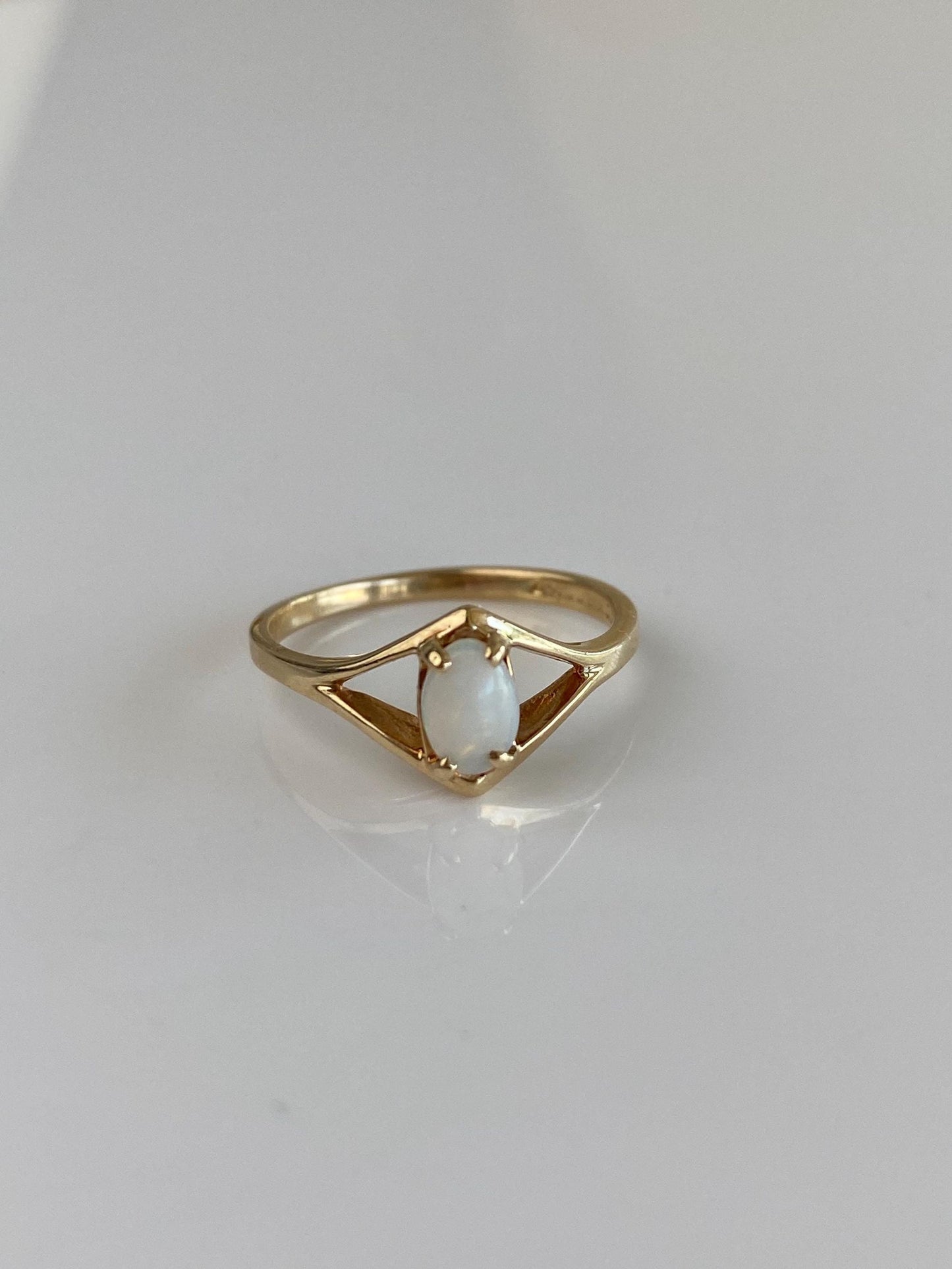 Vintage Solid 10k Yellow Gold Opal Ring - Size 5.75