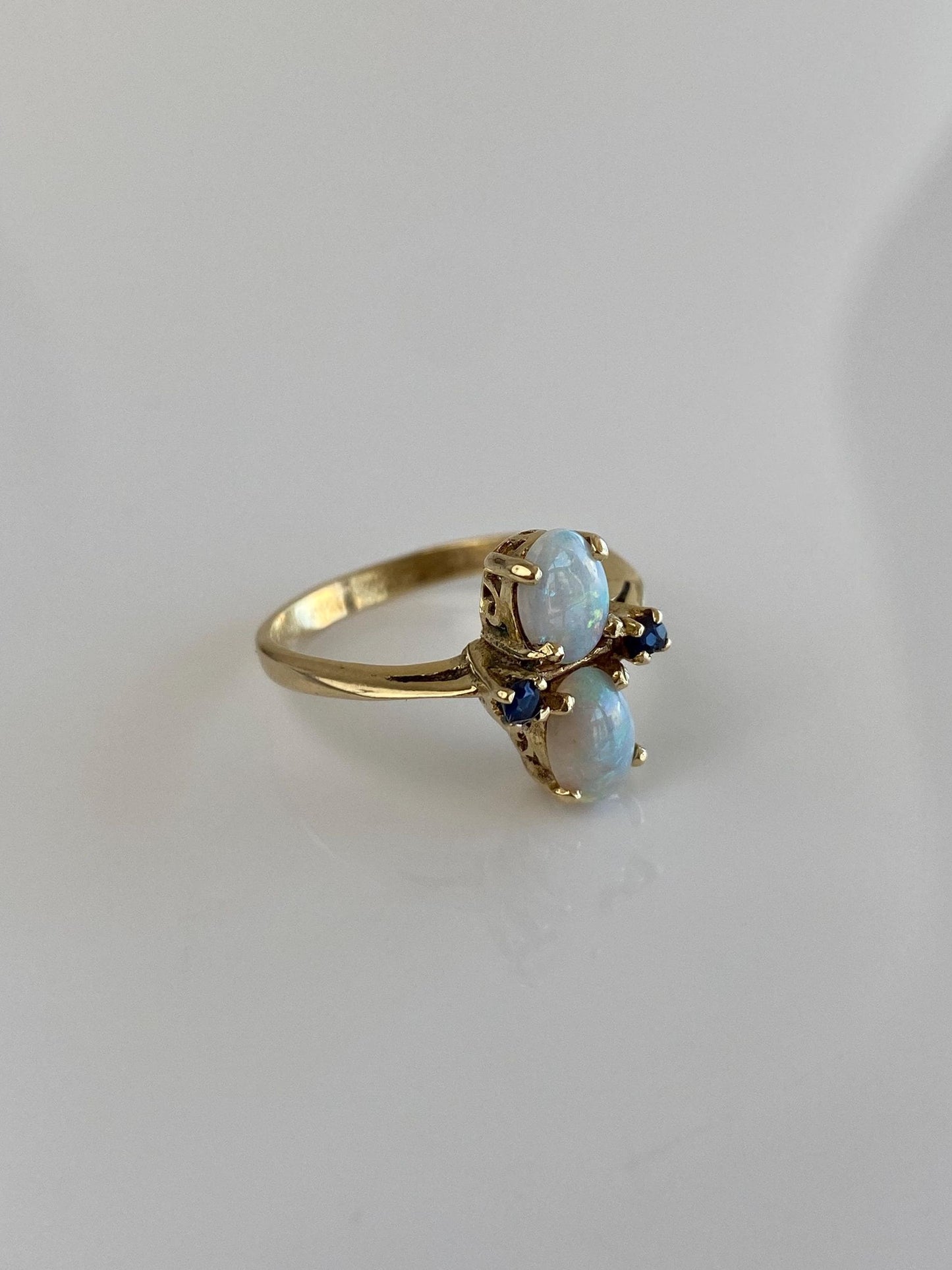 Vintage Solid 14k Yellow Gold Blue Sapphire Opals Ring - Size 6.75
