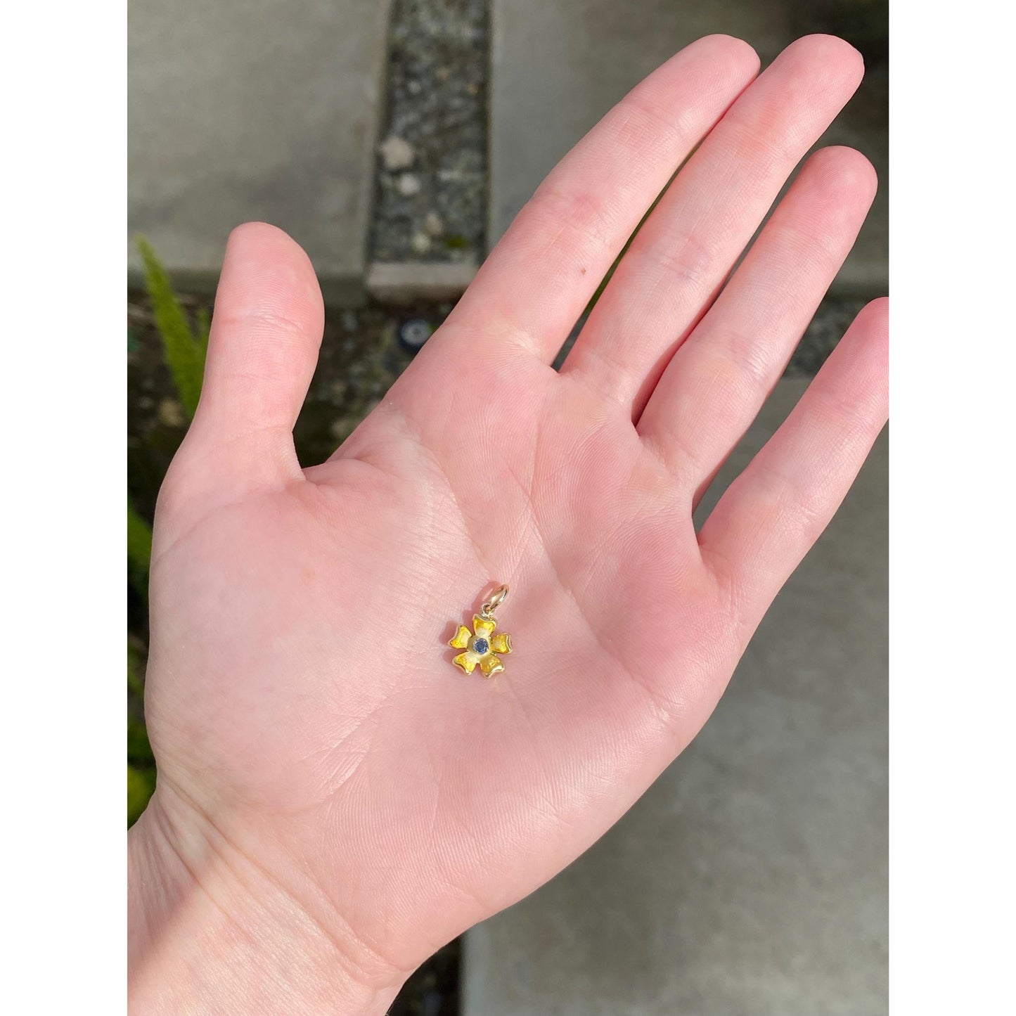 Vintage Solid 18k Yellow Gold Yellow Enamel Topaz Flower Charm