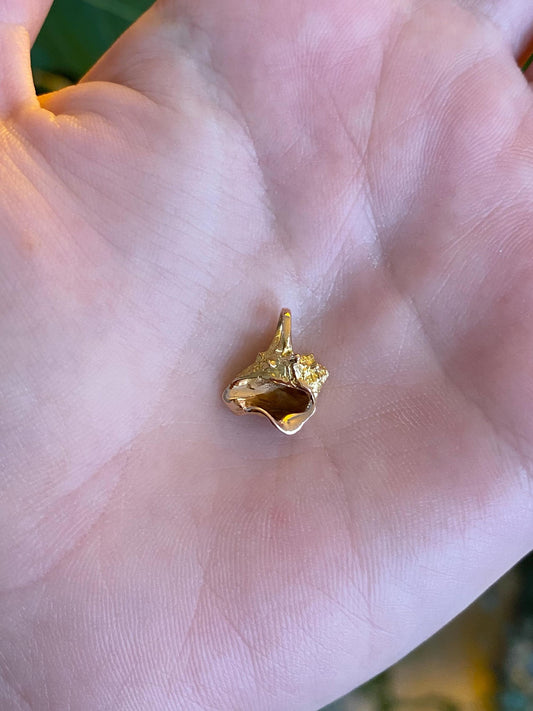 Vintage Solid 18k Yellow Gold Seashell Charm