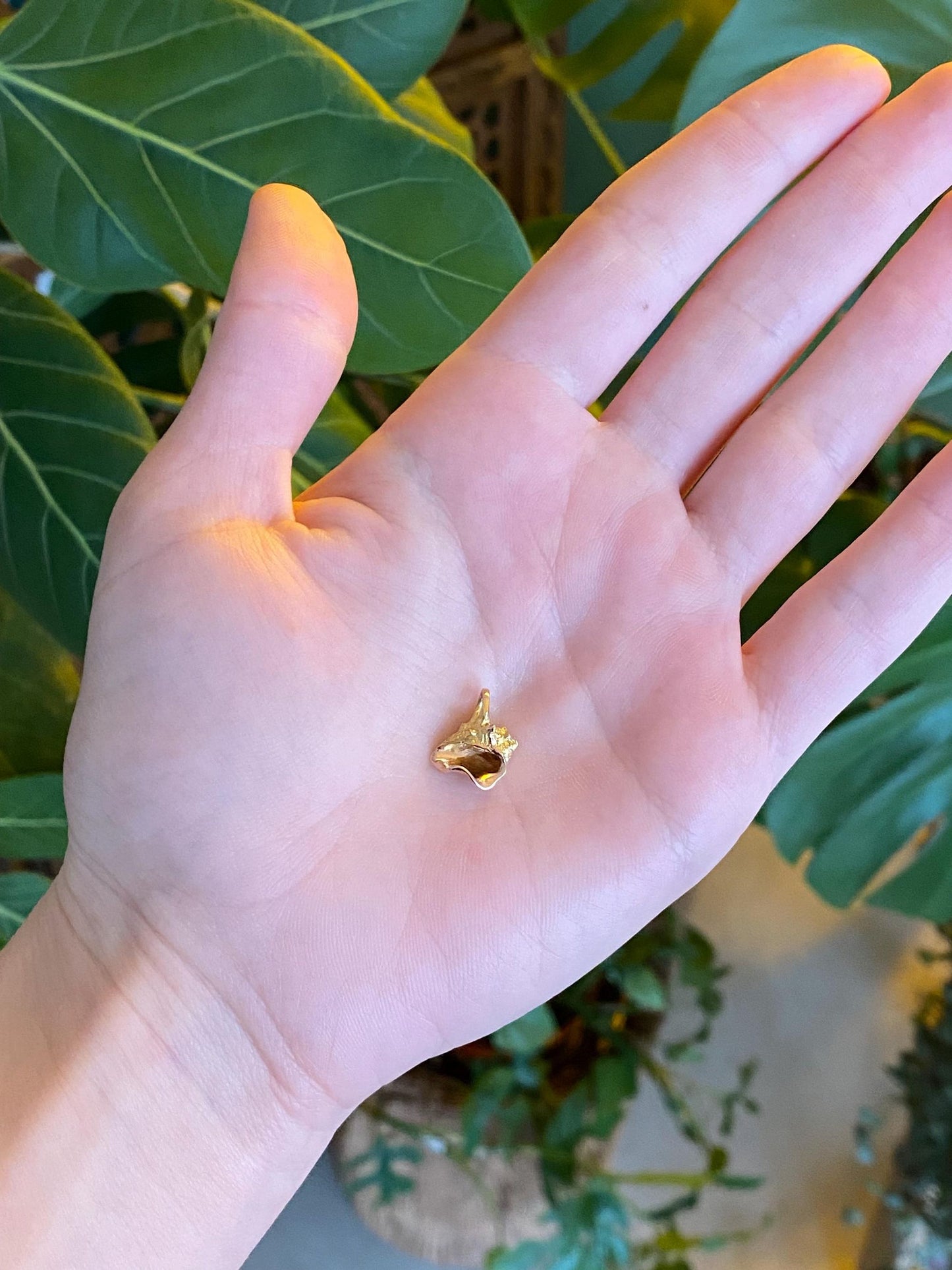 Vintage Solid 18k Yellow Gold Seashell Charm