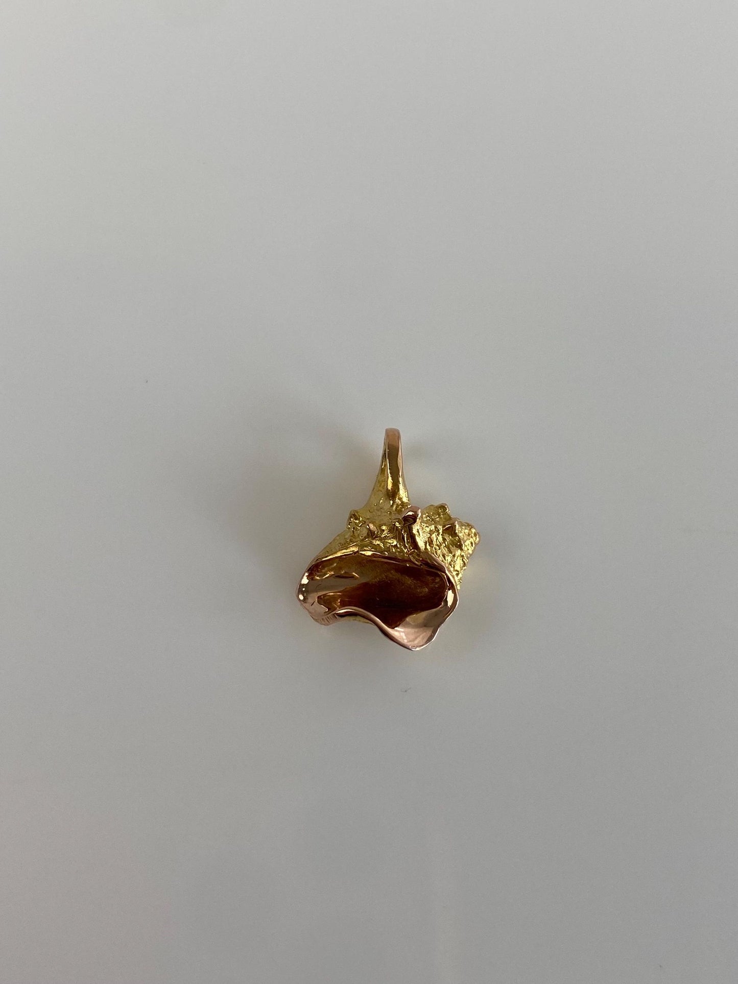Vintage Solid 18k Yellow Gold Seashell Charm