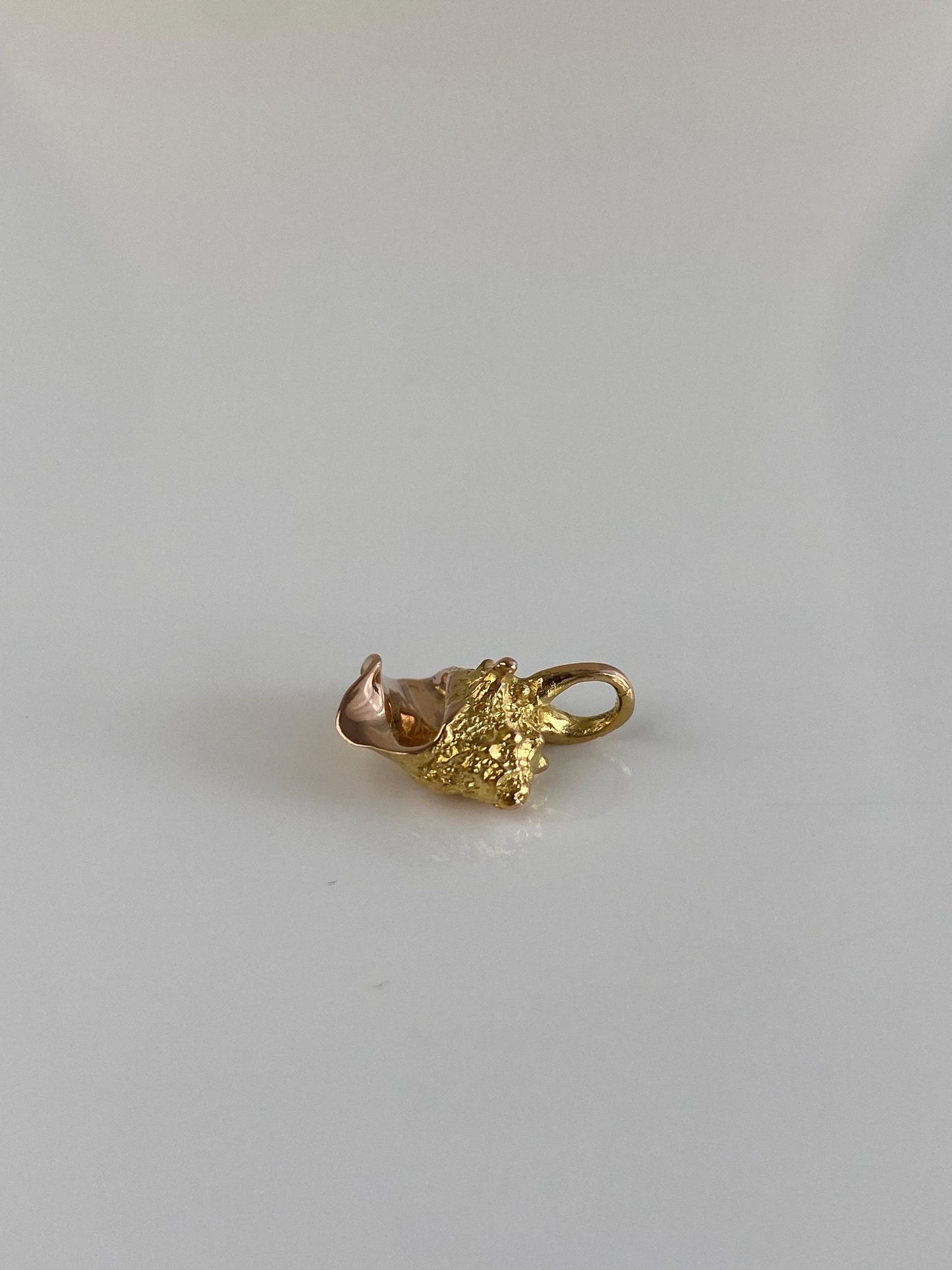 Vintage Solid 18k Yellow Gold Seashell Charm