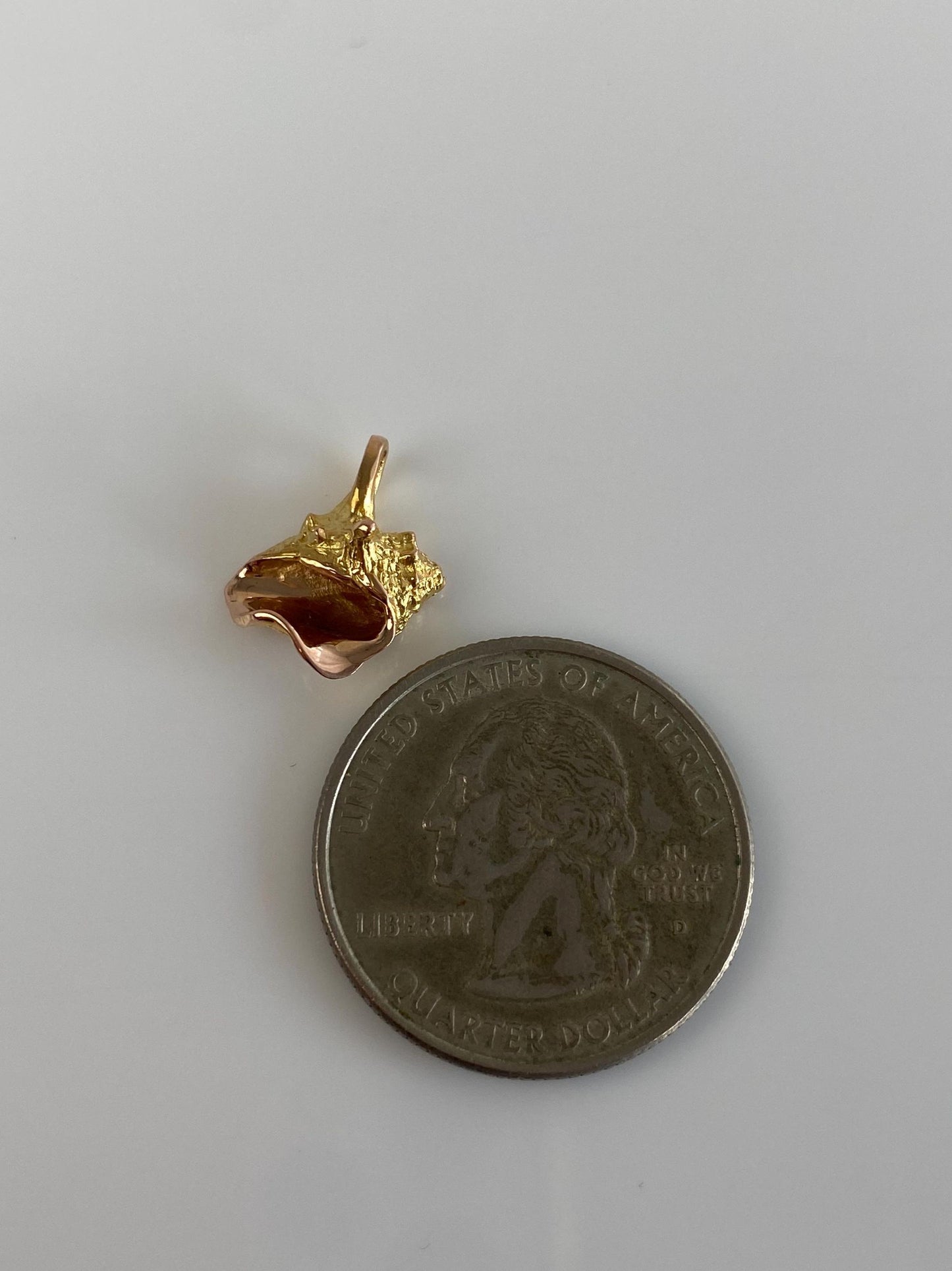 Vintage Solid 18k Yellow Gold Seashell Charm