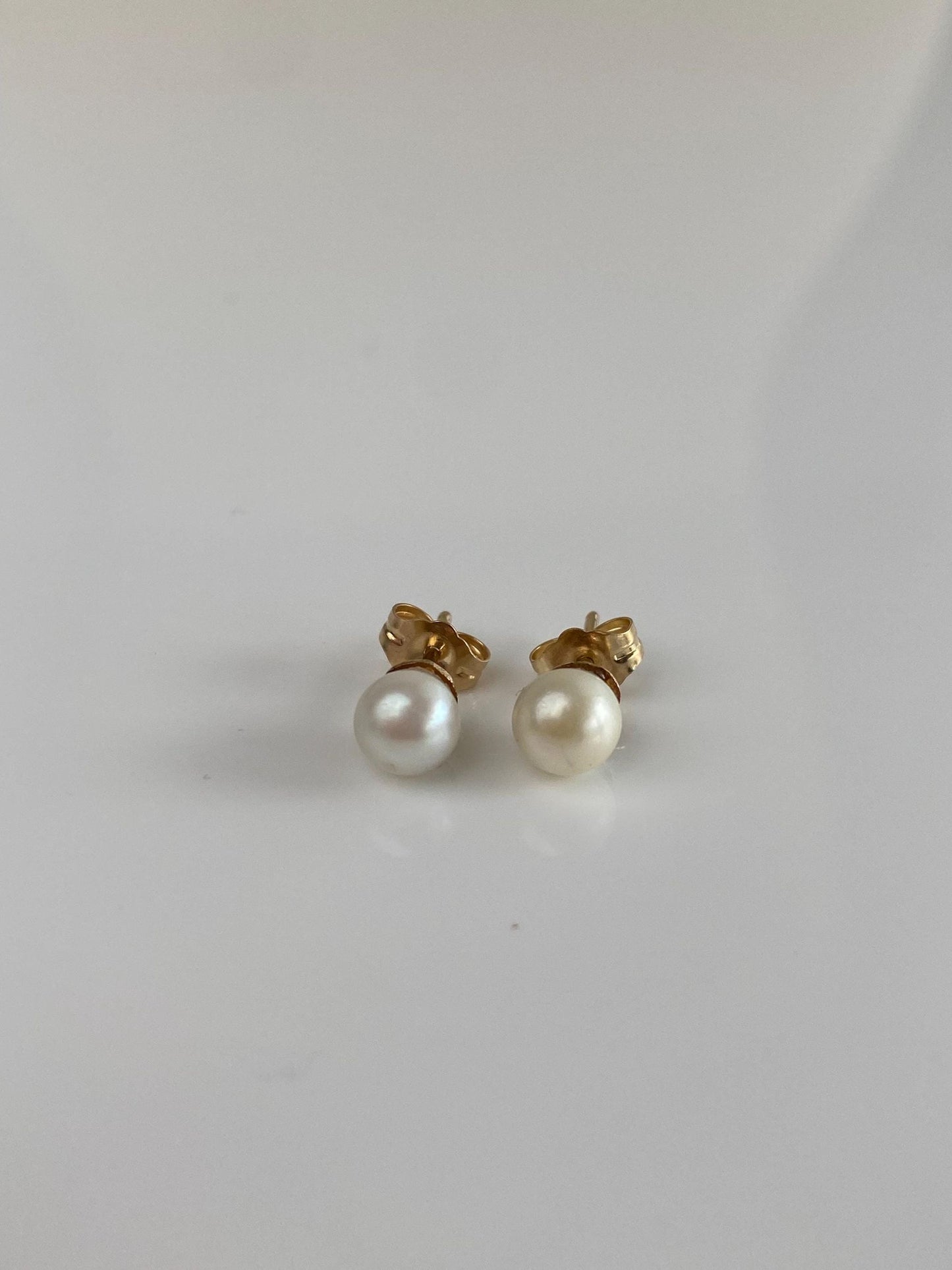 Vintage Solid 14k Yellow Gold Pearl Stud Earrings