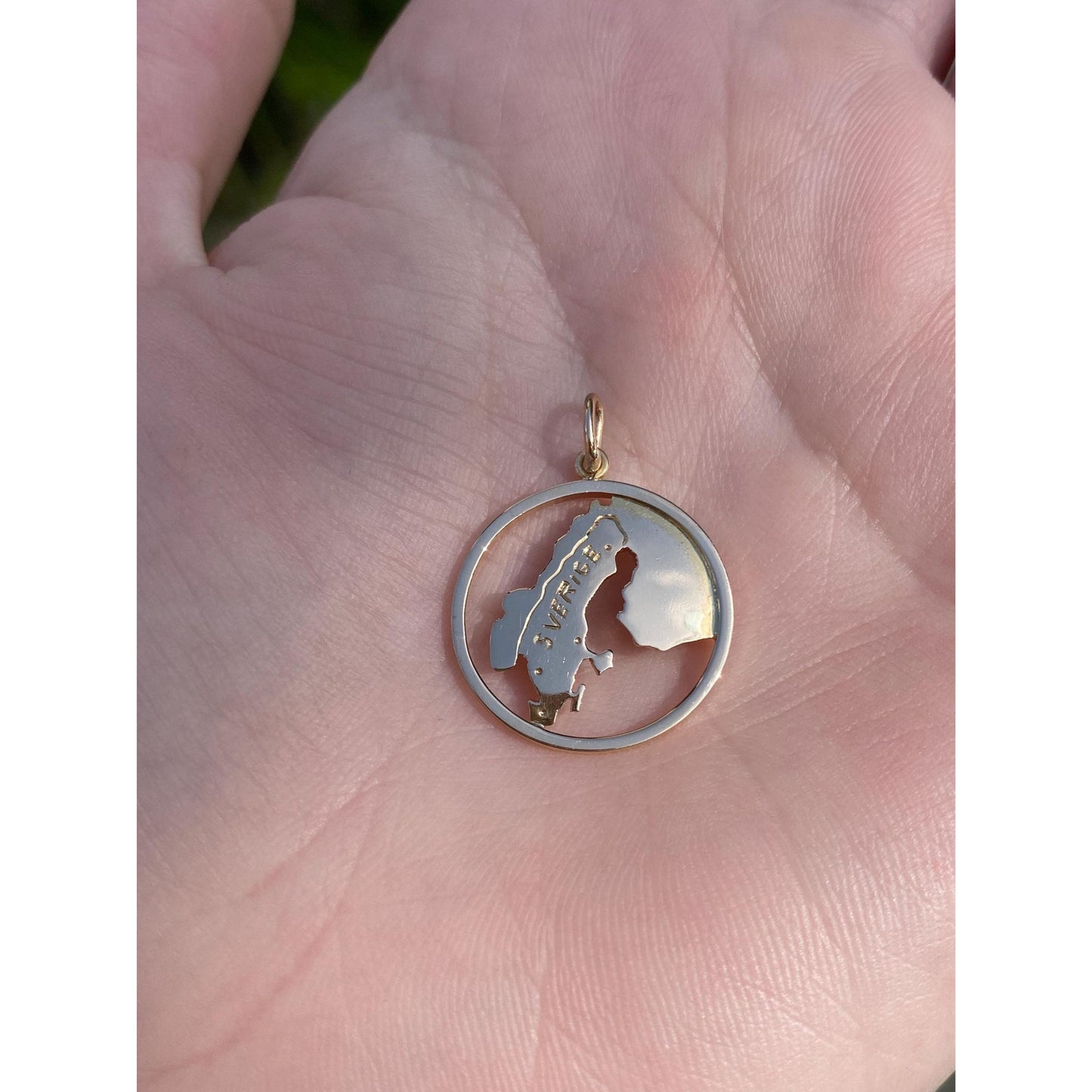 Vintage Solid 18k Rosey Gold Sverige Charm