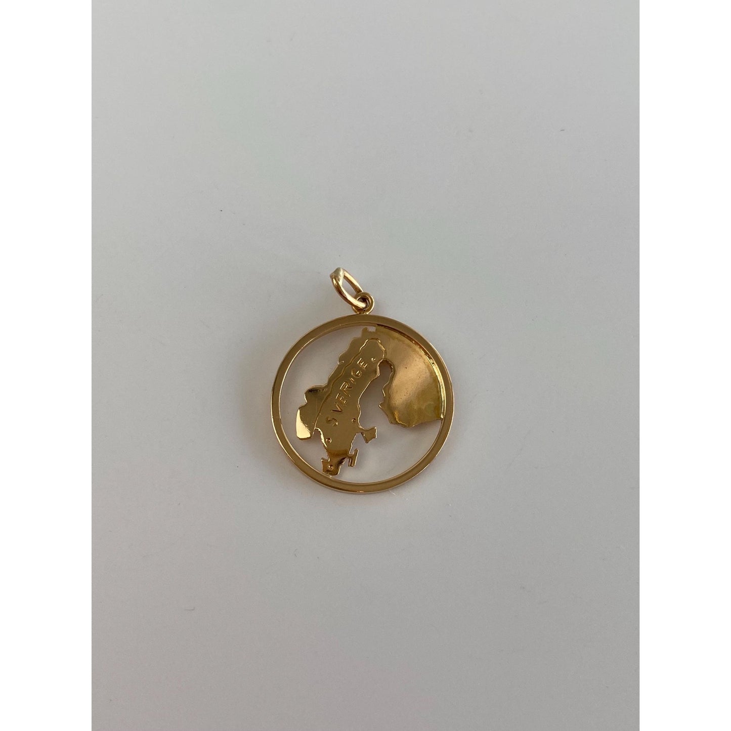 Vintage Solid 18k Rosey Gold Sverige Charm