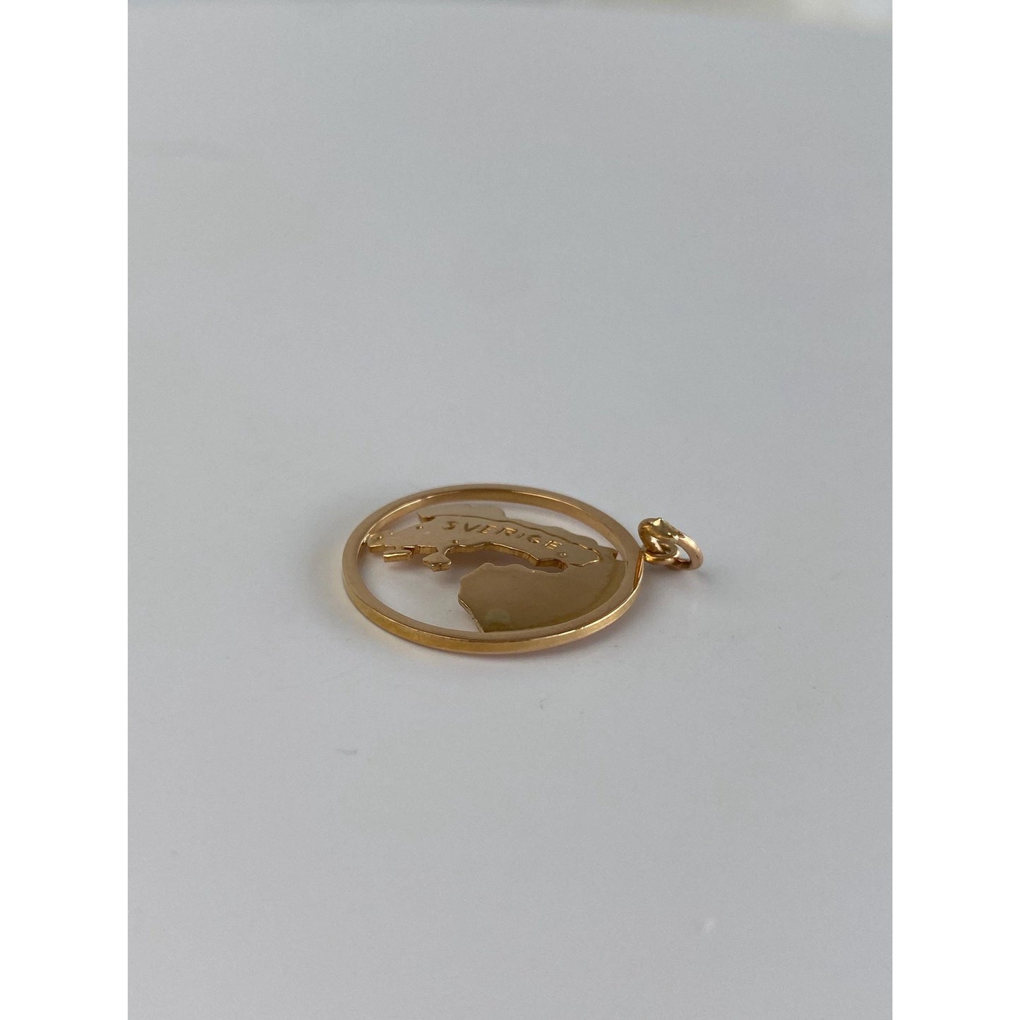 Vintage Solid 18k Rosey Gold Sverige Charm