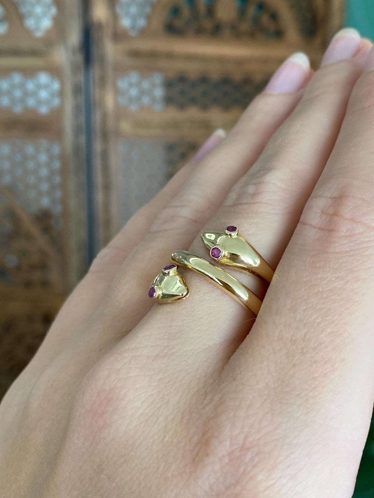 Vintage Solid 18k Yellow Gold Ruby Eyes Snakes Coiled Ring - Size 7