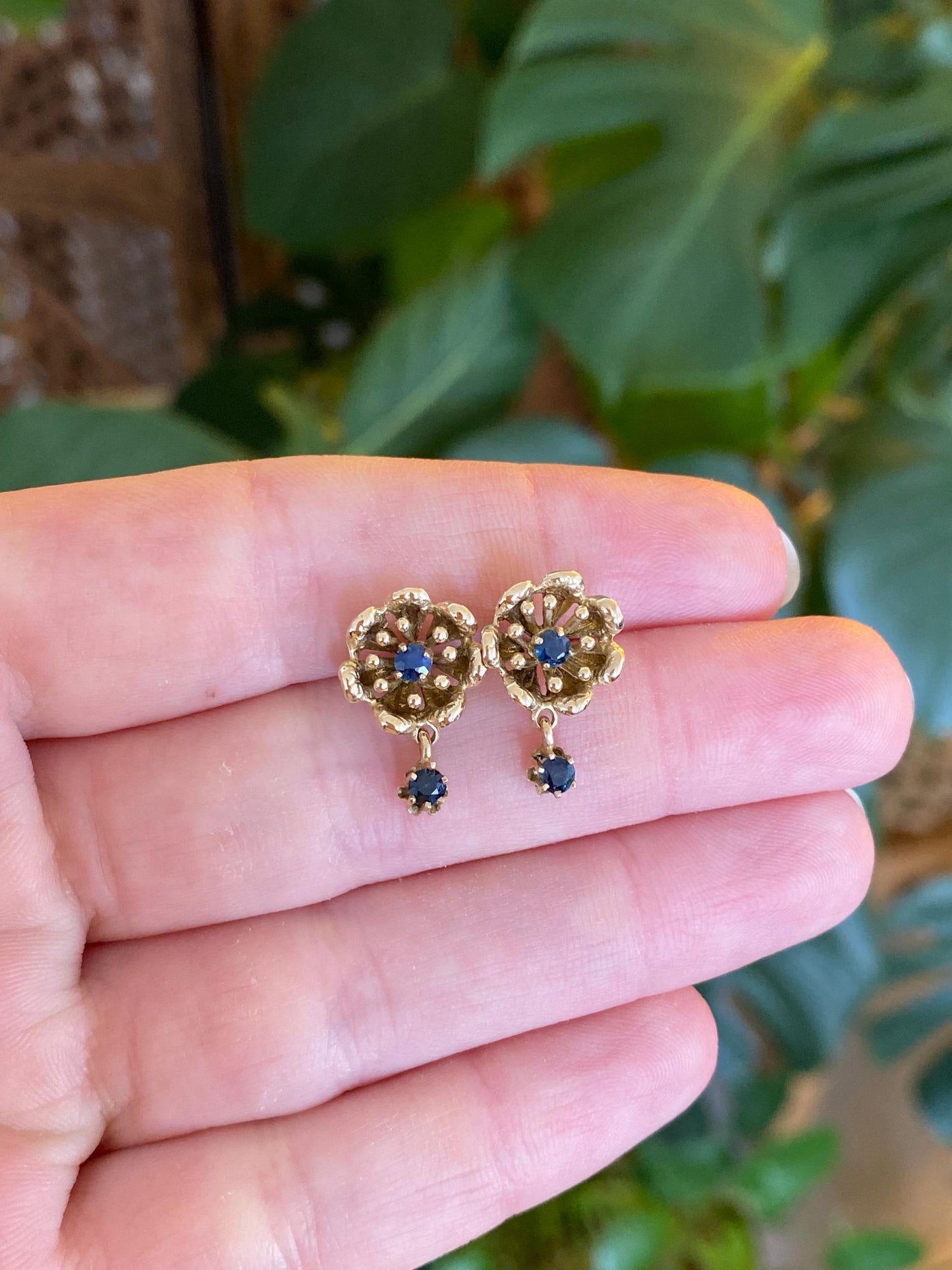 Vintage Solid 14k Yellow Gold Blue Sapphire Flower Stud Earrings
