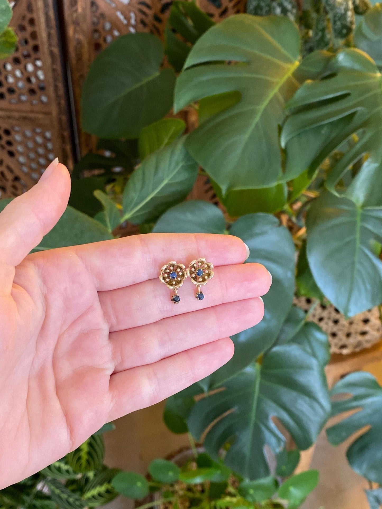Vintage Solid 14k Yellow Gold Blue Sapphire Flower Stud Earrings