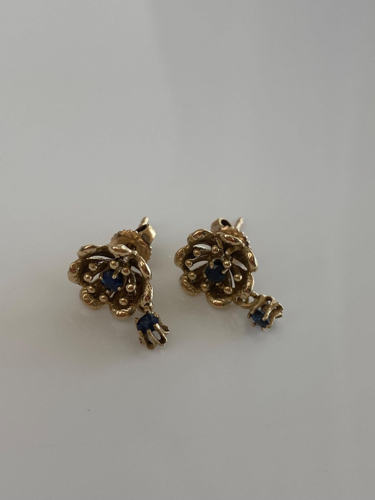 Vintage Solid 14k Yellow Gold Blue Sapphire Flower Stud Earrings