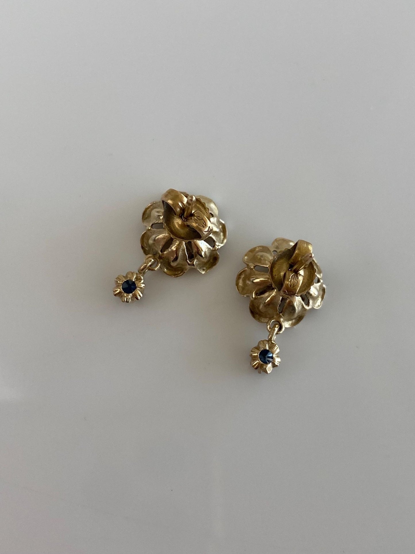 Vintage Solid 14k Yellow Gold Blue Sapphire Flower Stud Earrings