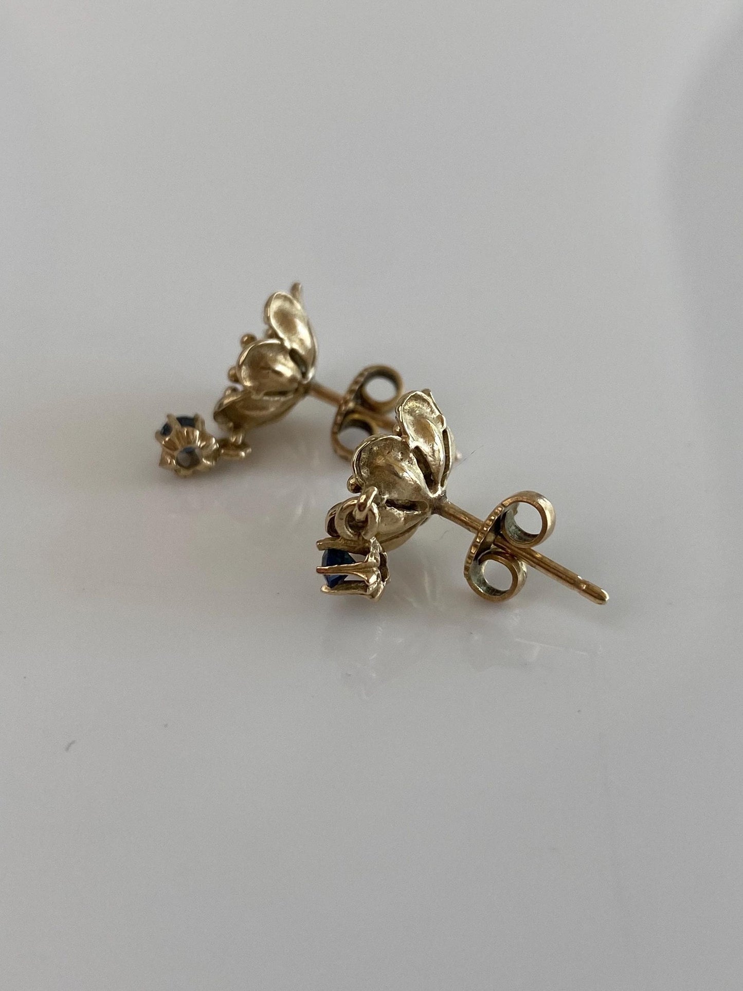 Vintage Solid 14k Yellow Gold Blue Sapphire Flower Stud Earrings