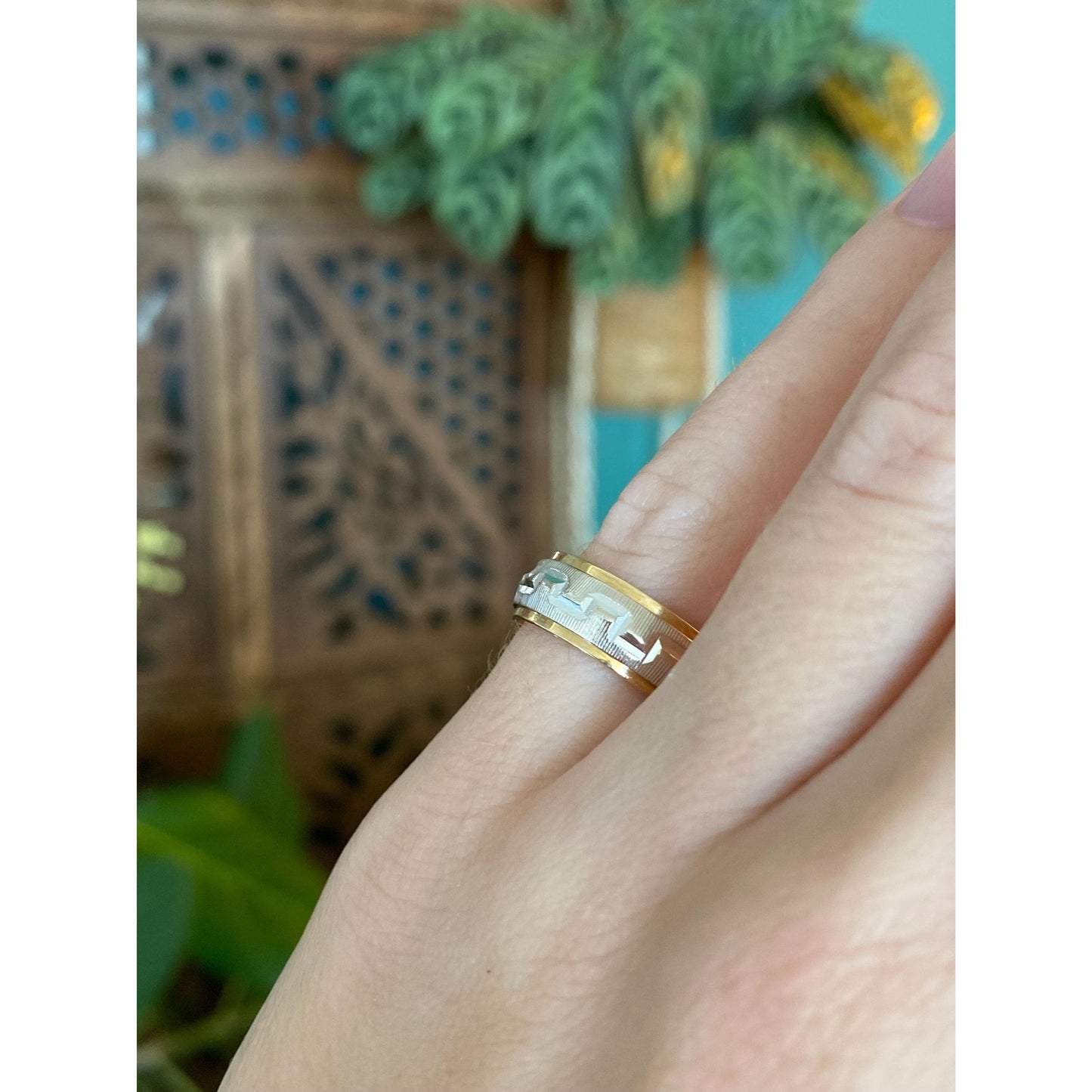 Vintage Solid 14k White & Yellow Gold Diamond Cut Ring Band - Size 4.75