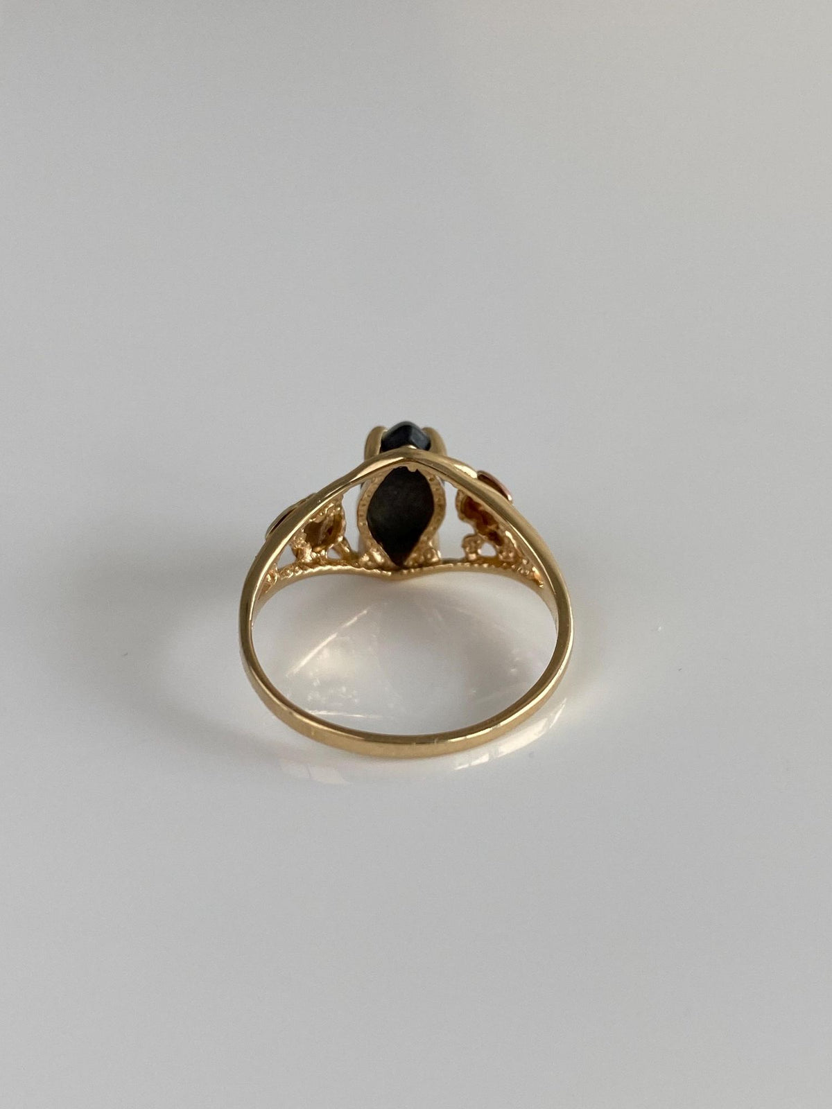 Vintage Solid 10k Black Hills Gold Marquis Onyx Mother of Pearl Inlay Leaves Ring - Size 5.75