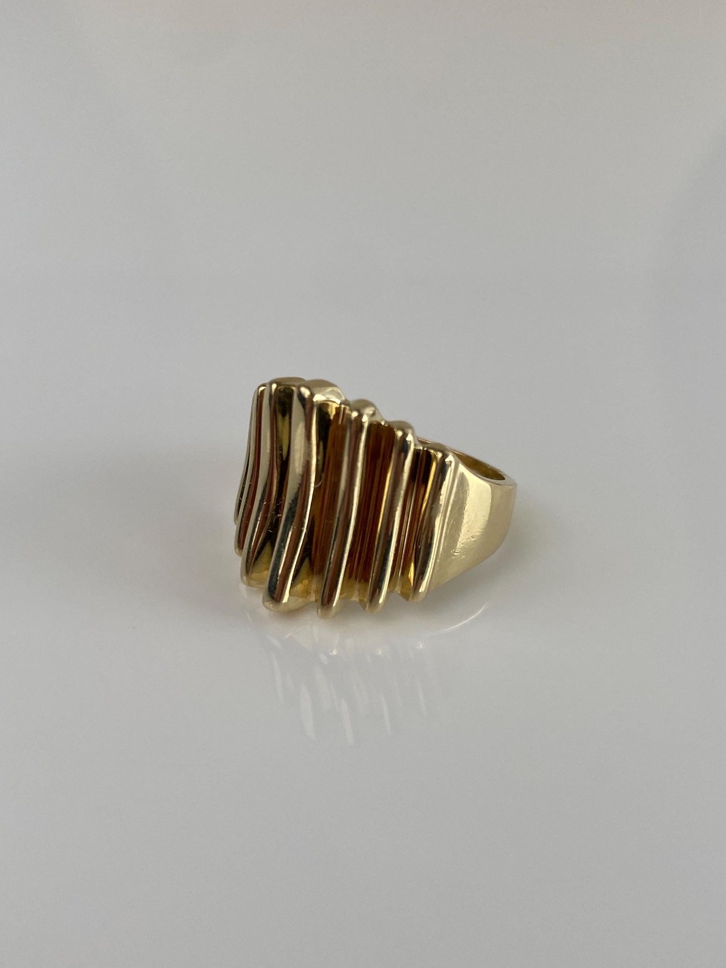 Vintage Solid 14k Yellow Gold Fluted Saddle Ring - Size 6.25