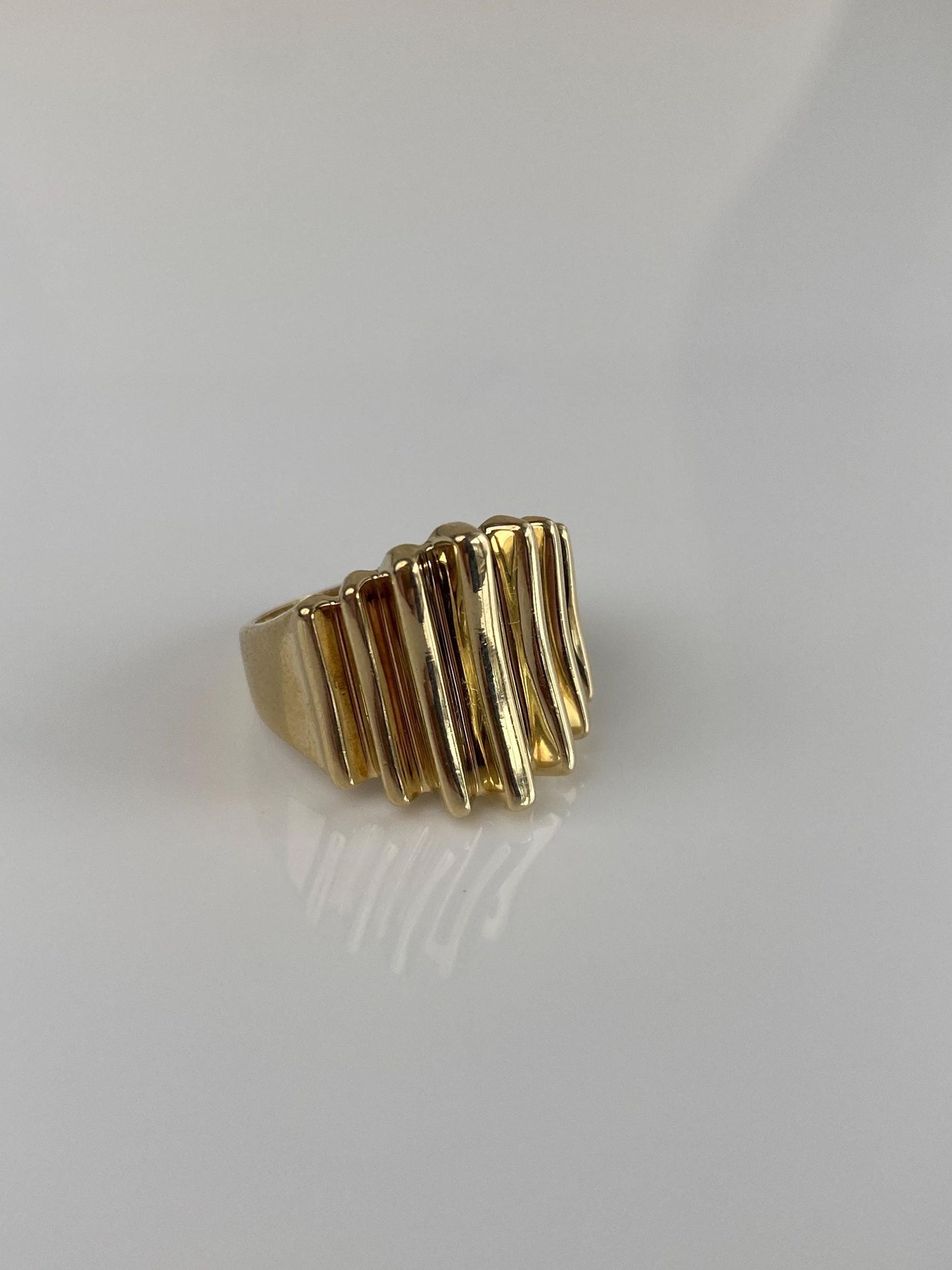 Vintage Solid 14k Yellow Gold Fluted Saddle Ring - Size 6.25