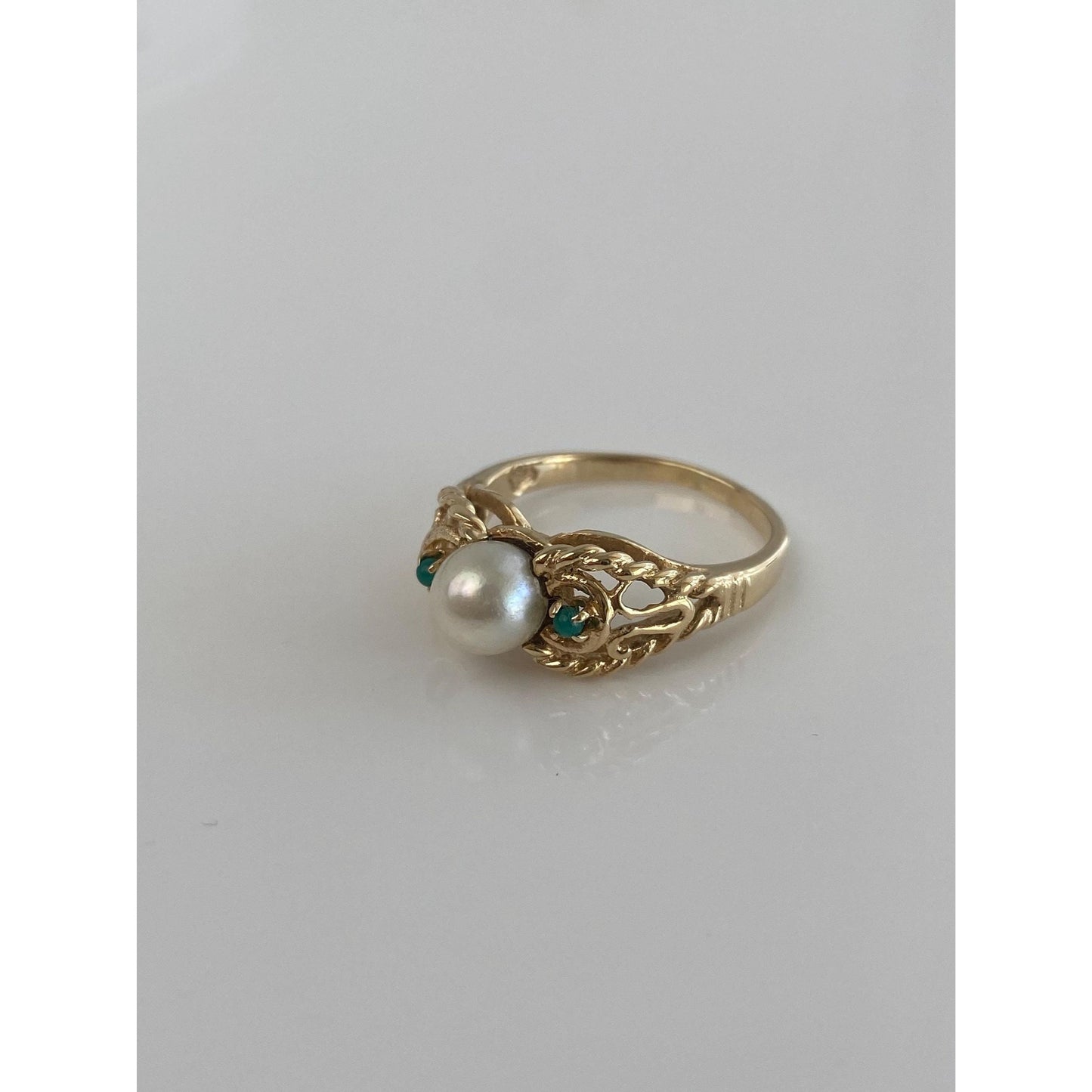 Vintage Solid 14k Yellow Gold Pearl Green Stone Rope Ring Band - Size 7.25