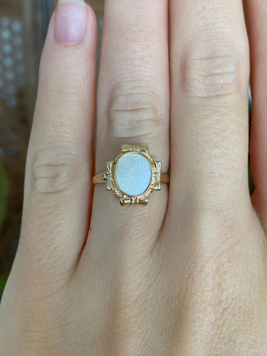 Vintage Solid 14k Yellow Gold Carved Sunflower Mother of Pearl Ring - Size 5.75
