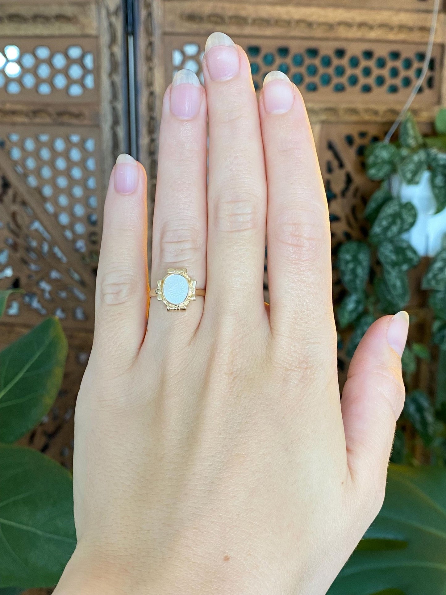Vintage Solid 14k Yellow Gold Carved Sunflower Mother of Pearl Ring - Size 5.75