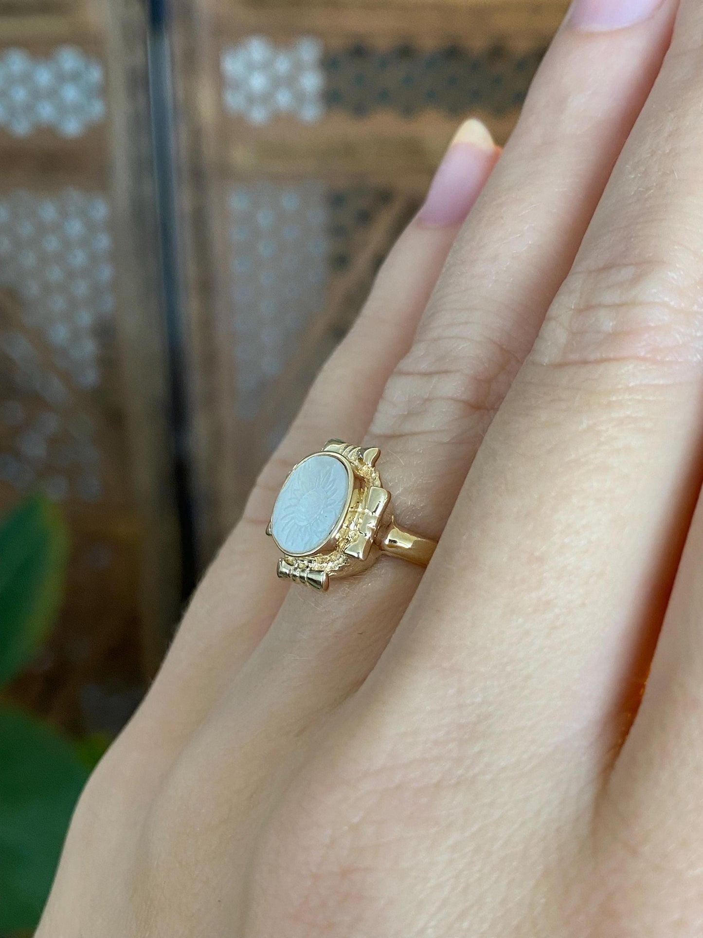 Vintage Solid 14k Yellow Gold Carved Sunflower Mother of Pearl Ring - Size 5.75