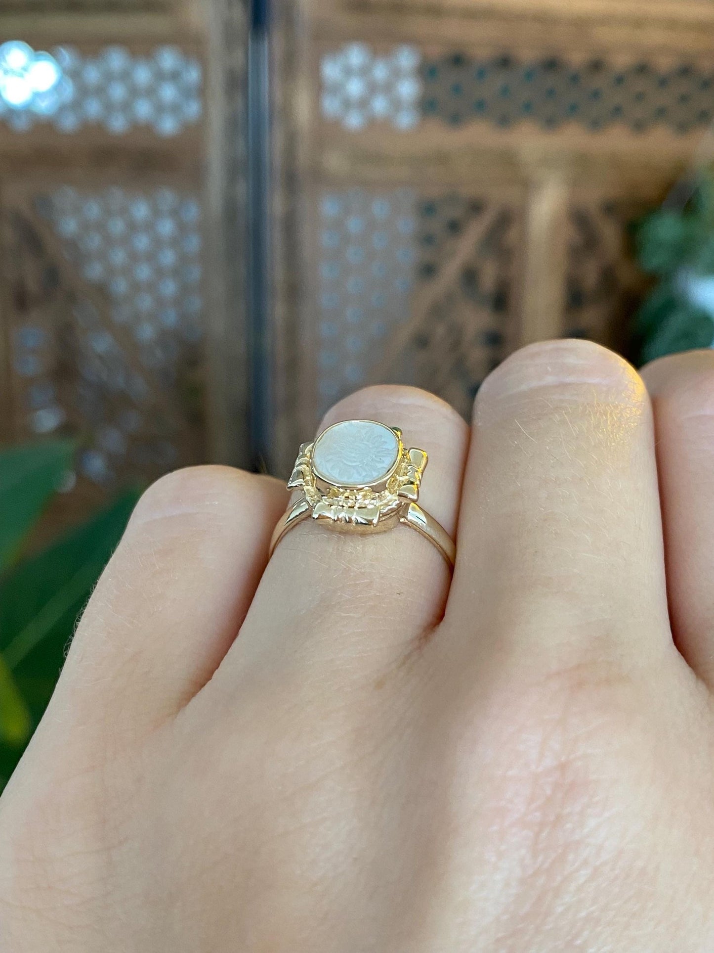 Vintage Solid 14k Yellow Gold Carved Sunflower Mother of Pearl Ring - Size 5.75