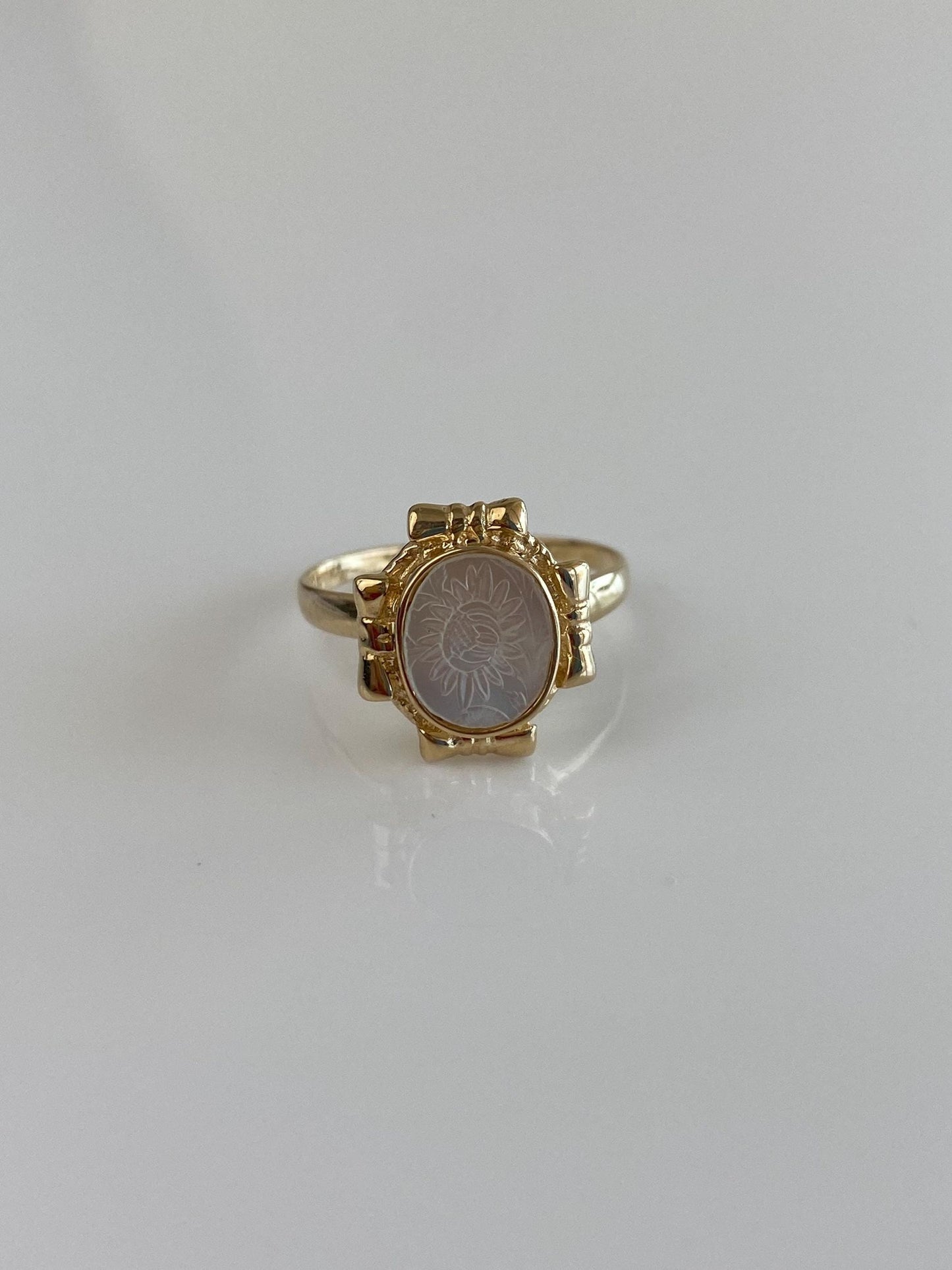 Vintage Solid 14k Yellow Gold Carved Sunflower Mother of Pearl Ring - Size 5.75