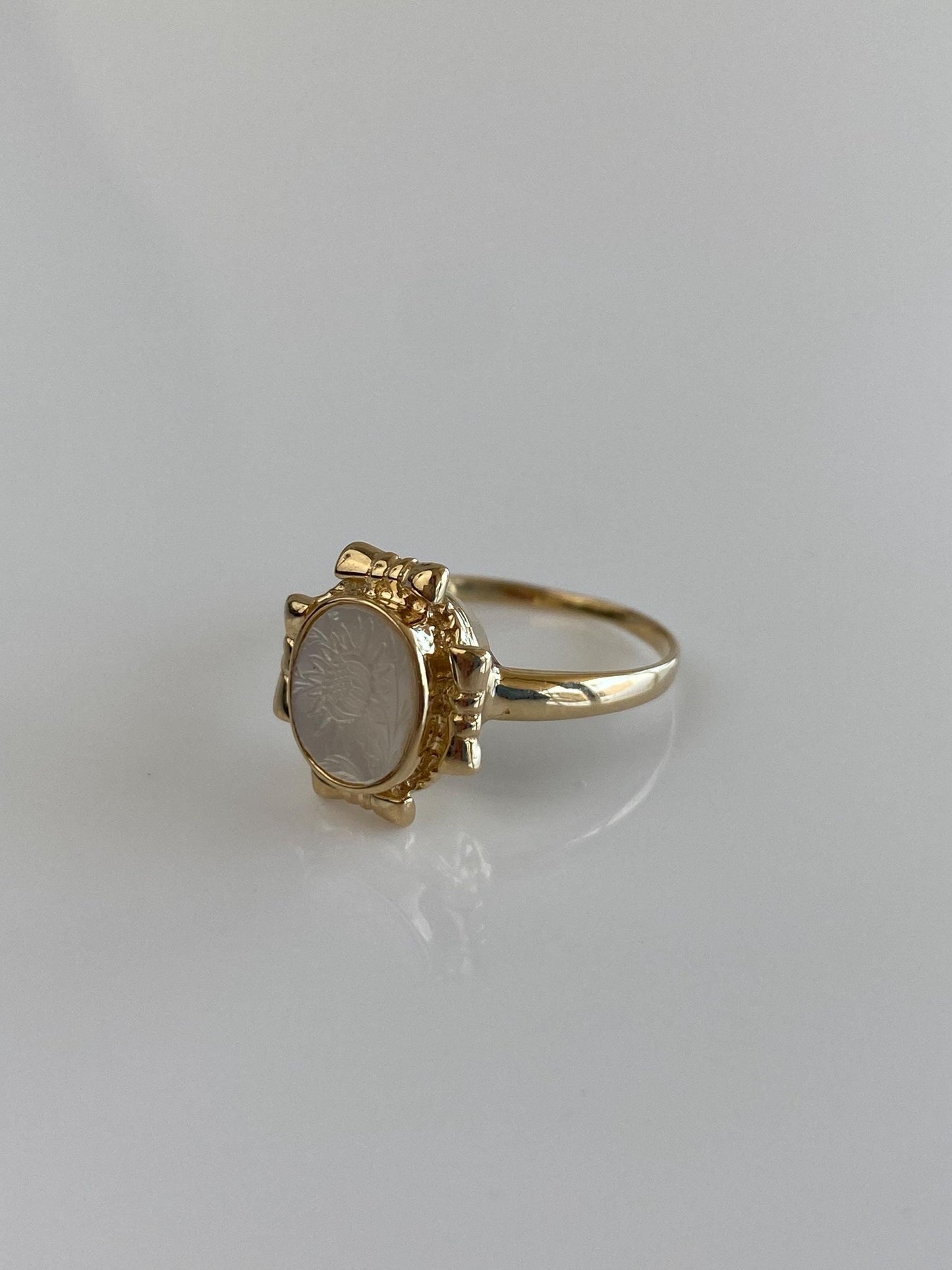 Vintage Solid 14k Yellow Gold Carved Sunflower Mother of Pearl Ring - Size 5.75