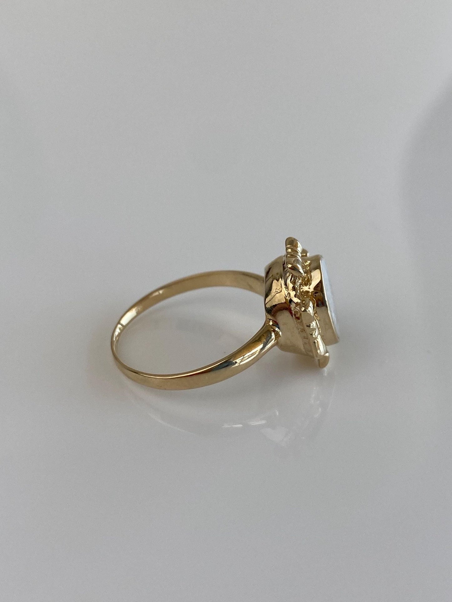 Vintage Solid 14k Yellow Gold Carved Sunflower Mother of Pearl Ring - Size 5.75