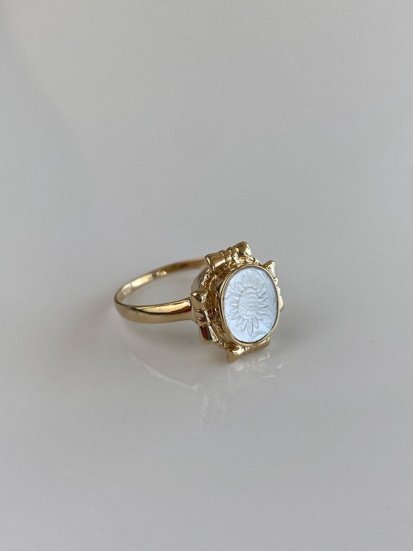 Vintage Solid 14k Yellow Gold Carved Sunflower Mother of Pearl Ring - Size 5.75